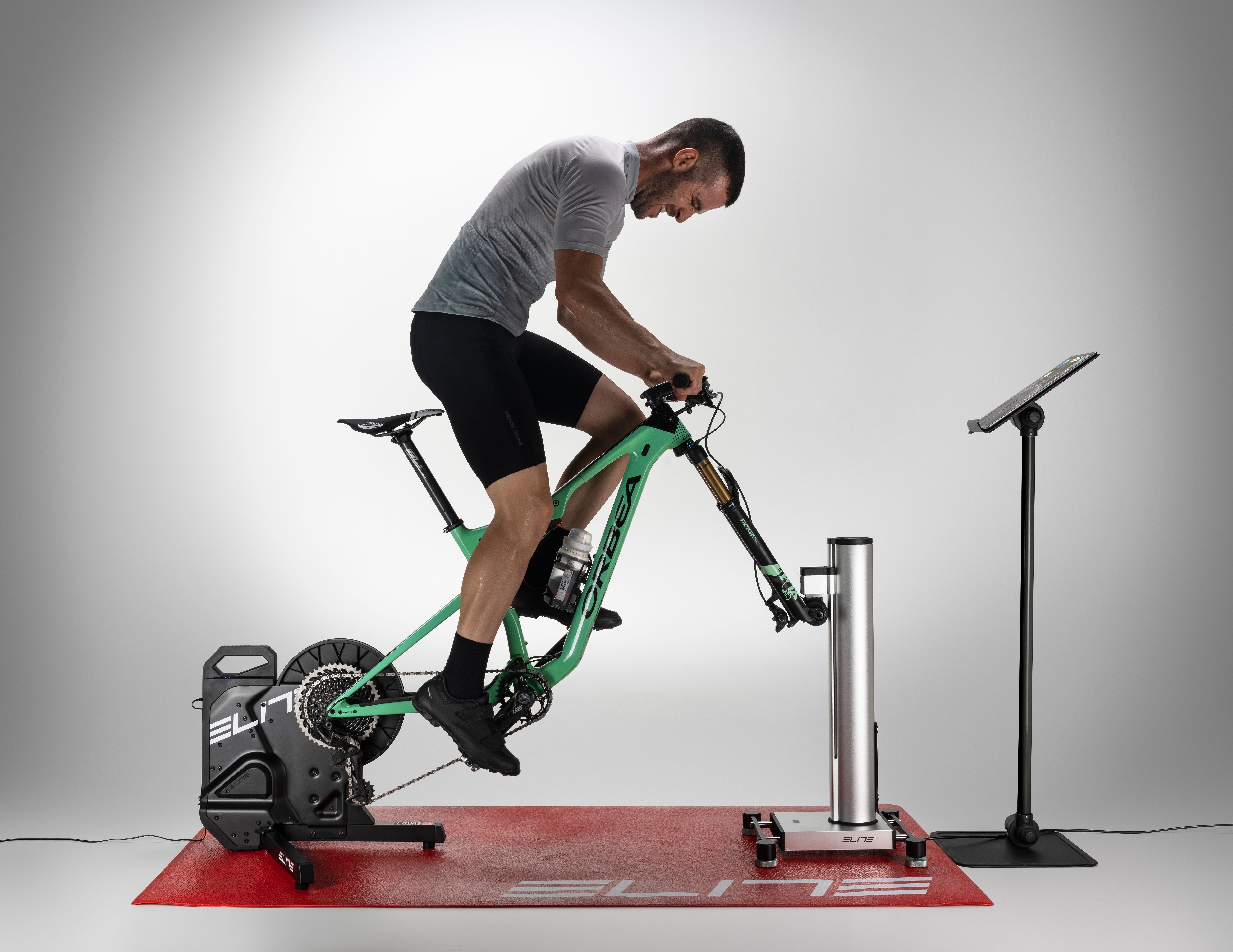 The Elite RIZER simulates gradients and allows you to steer in indoor cycling simulators like ZWIFT.