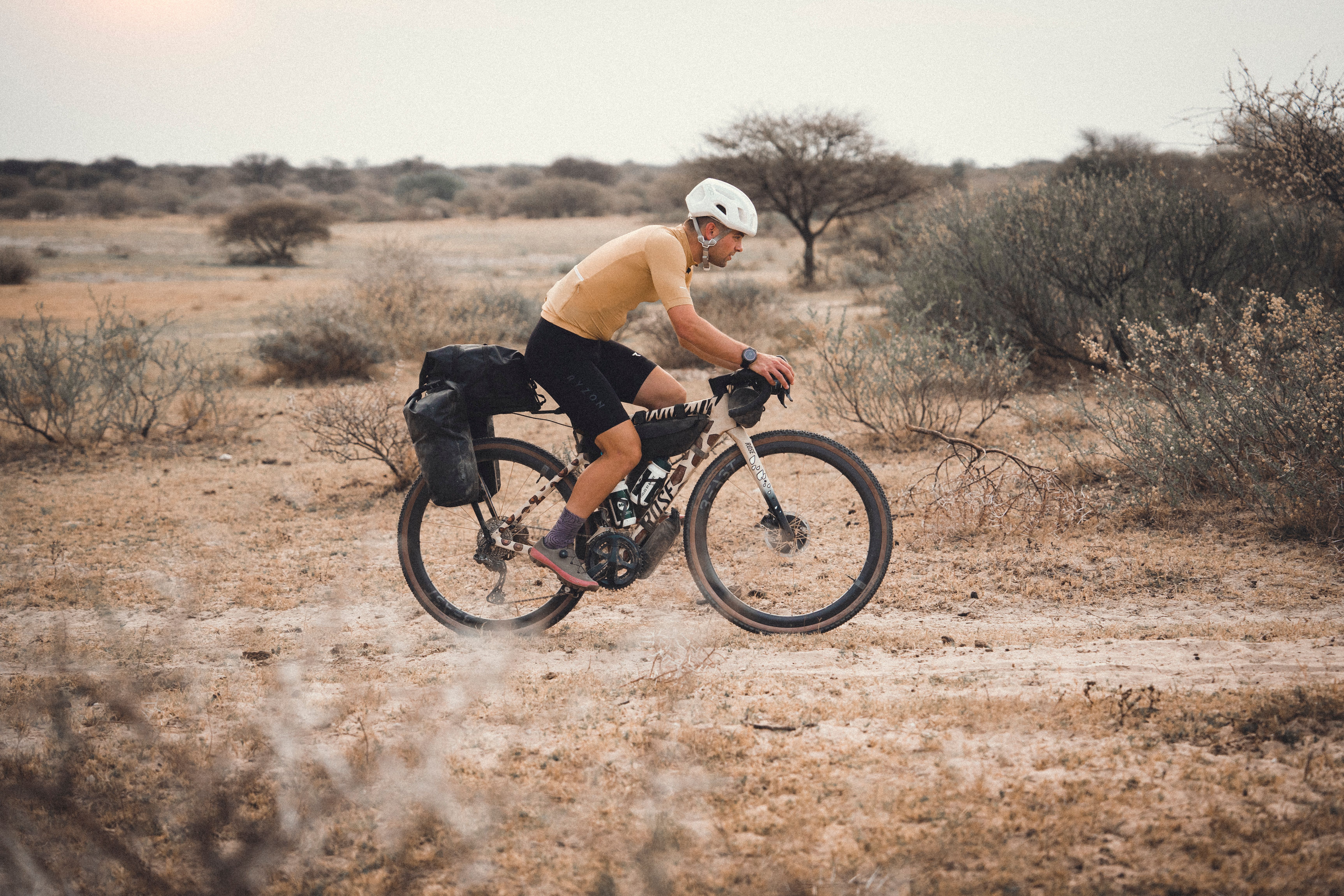 Erik Horsthemke bikepackt für den guten Zweck mit gravelbike duch Afrika.