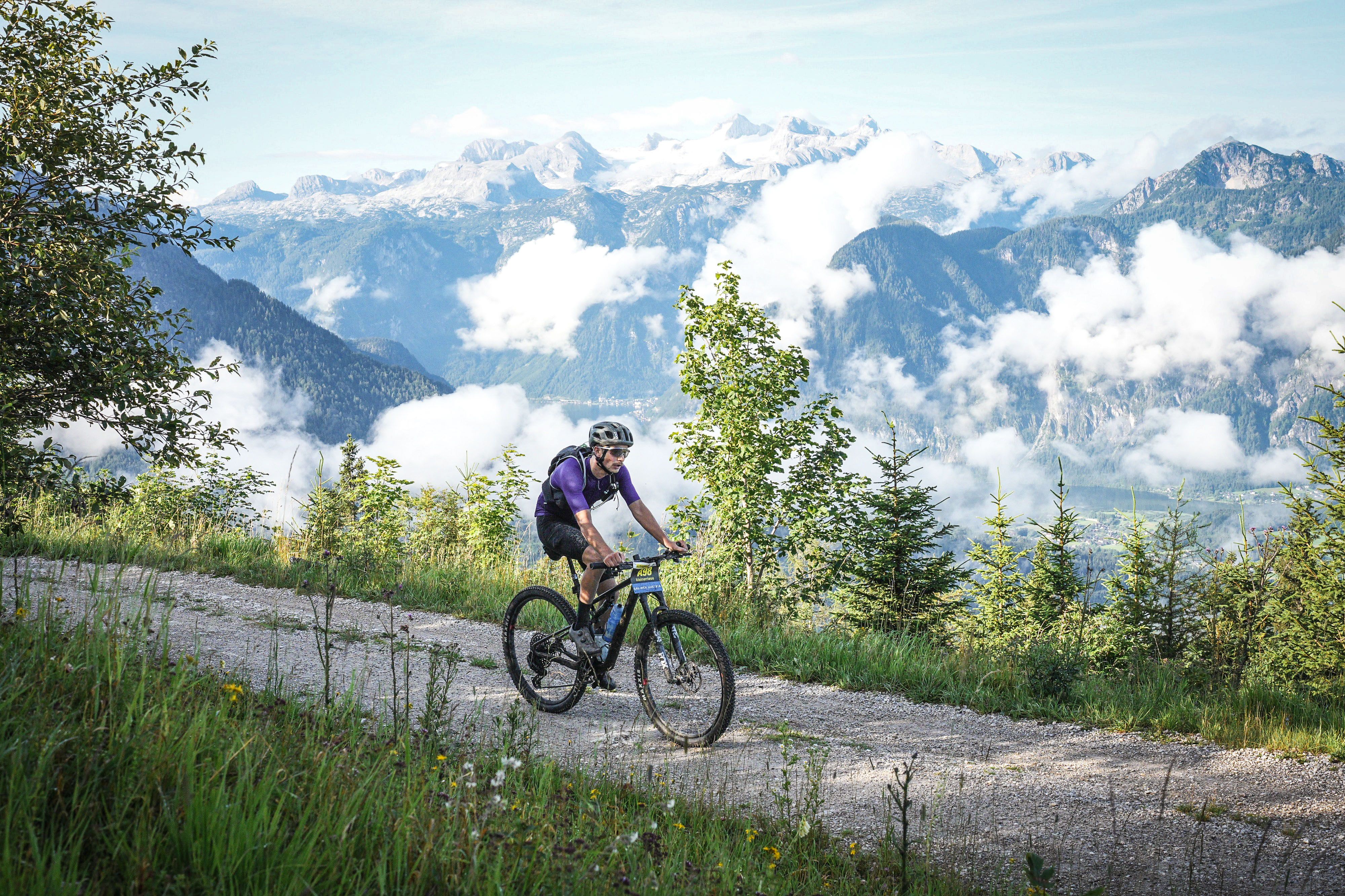 Mountainbiken im Salzkammergut mit Blick auf den Dachstein Gletscher.