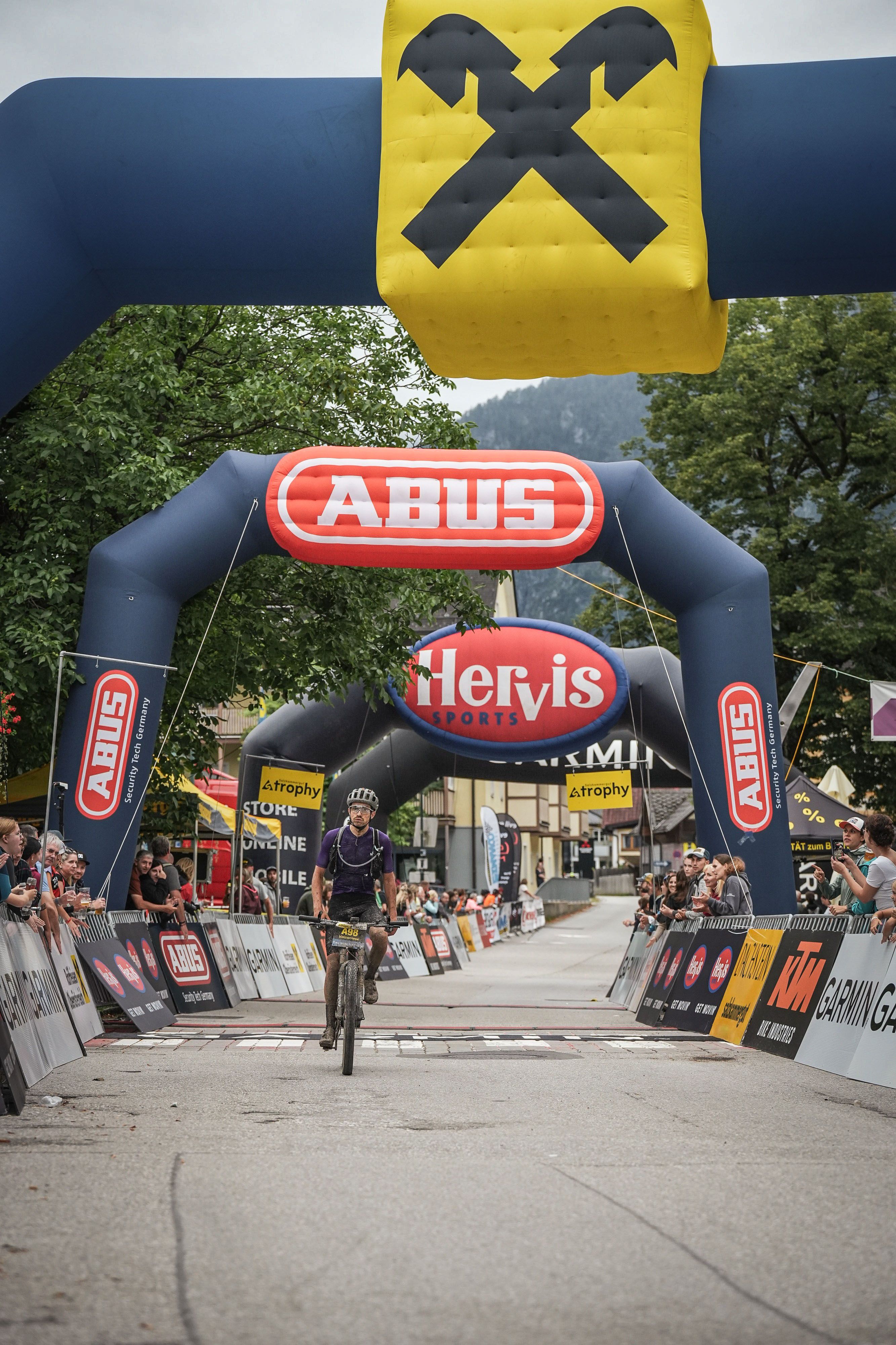 Die Zieleinfahrt der Salzkammergut Trophy mit hunderten Fans gesäumt ist ein Highlight!