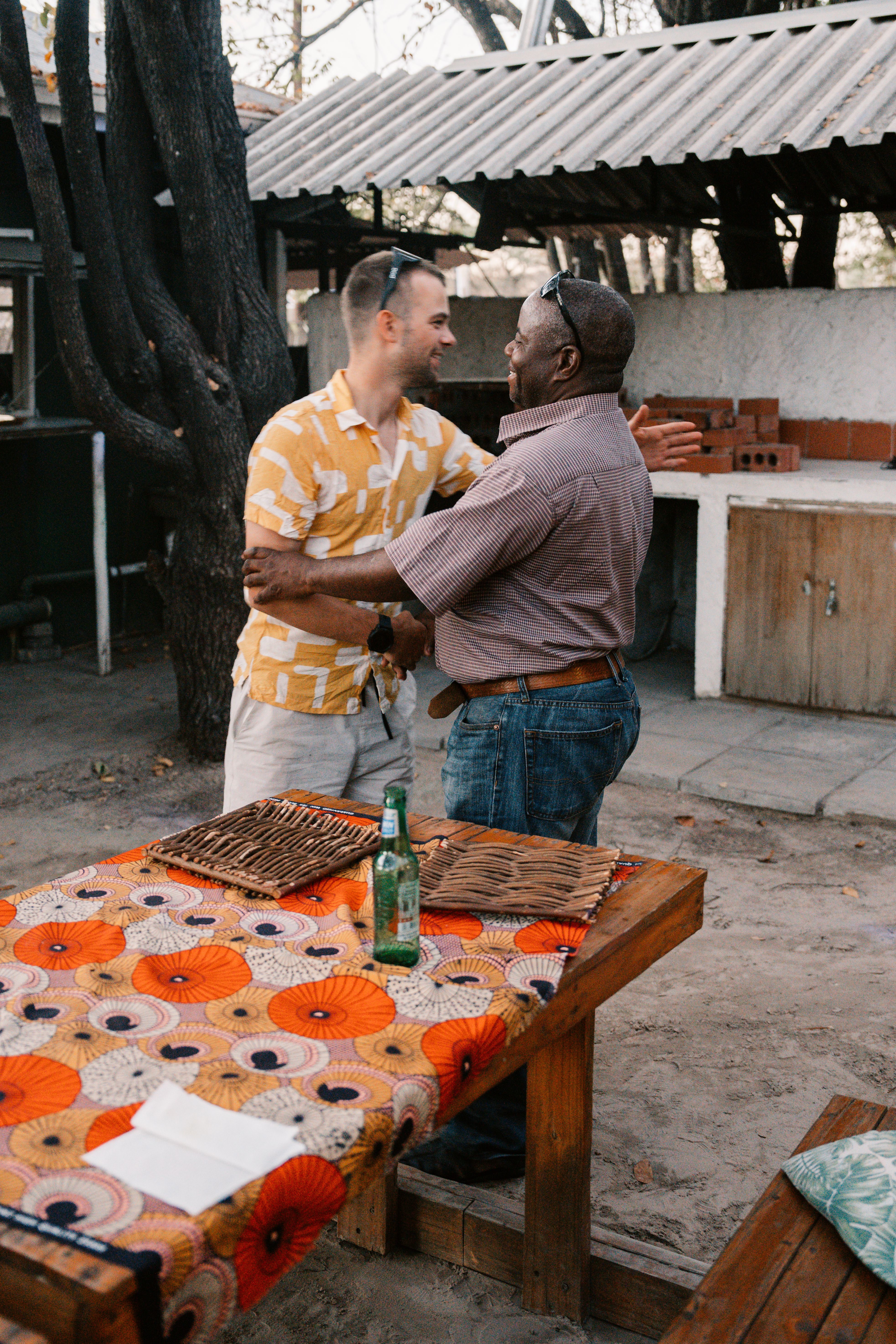 Erik und die locals in Uganda kommen gut aus.
