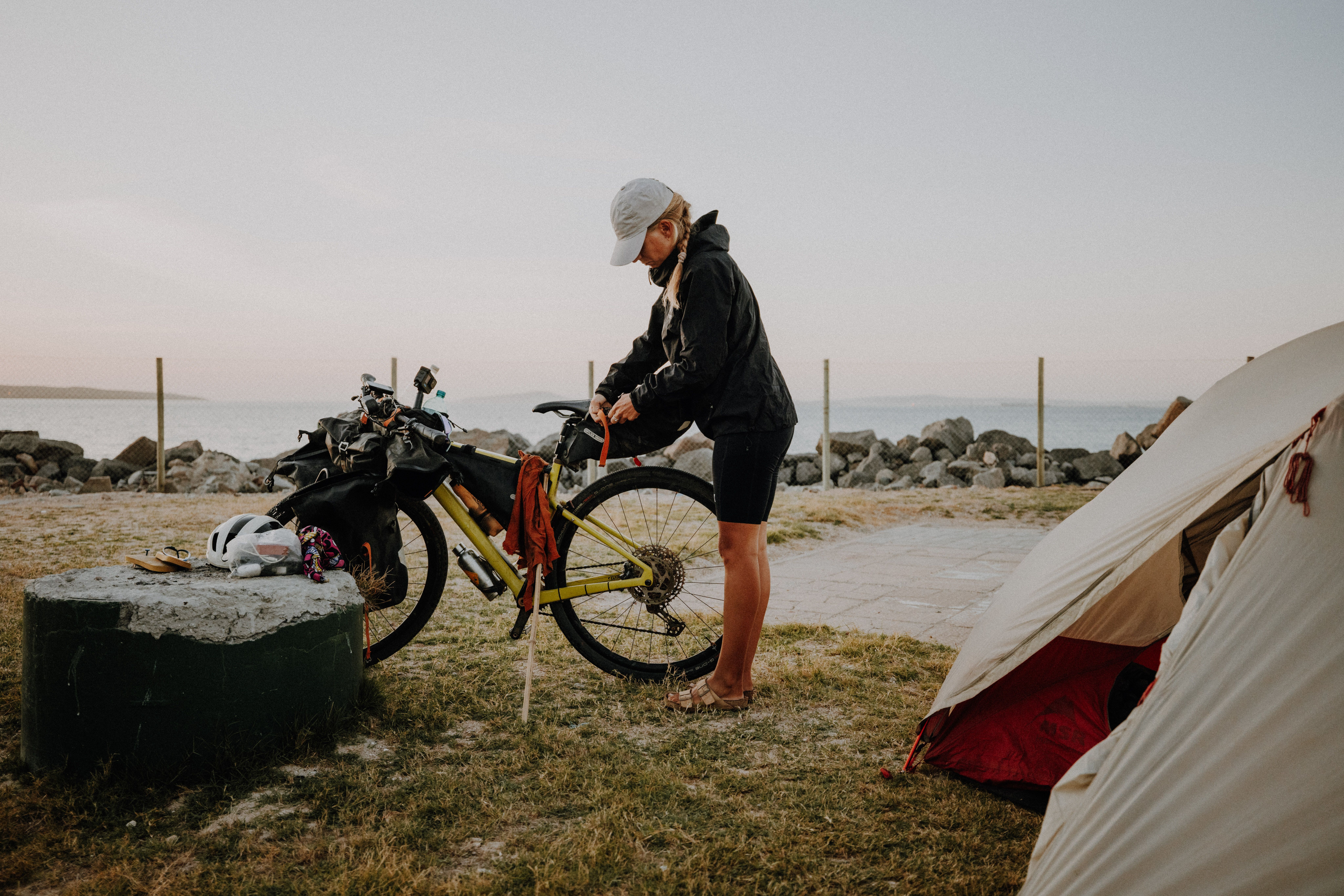Wiebke needs to carry a lot of equipment to document here very long bikepacking trips.