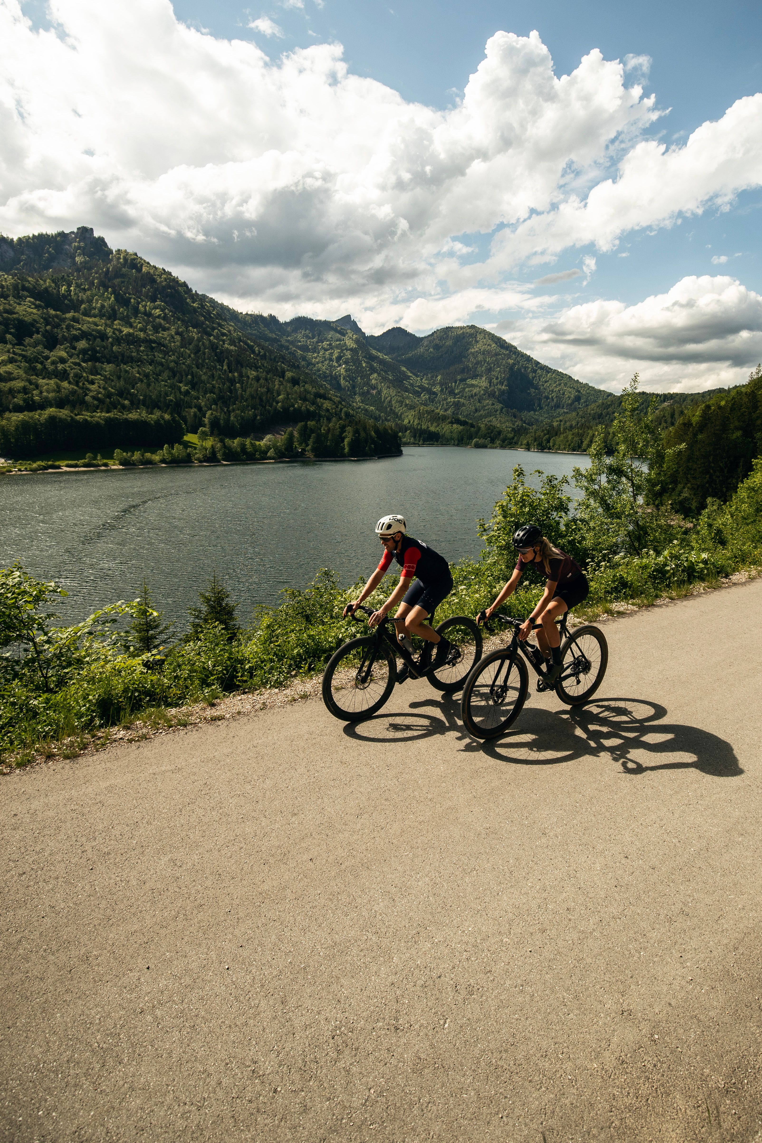 The Schwarzensee lake is more of an insider tip for the Salzkammergut in Austria and it is gorgeous for a gravel bike tour.