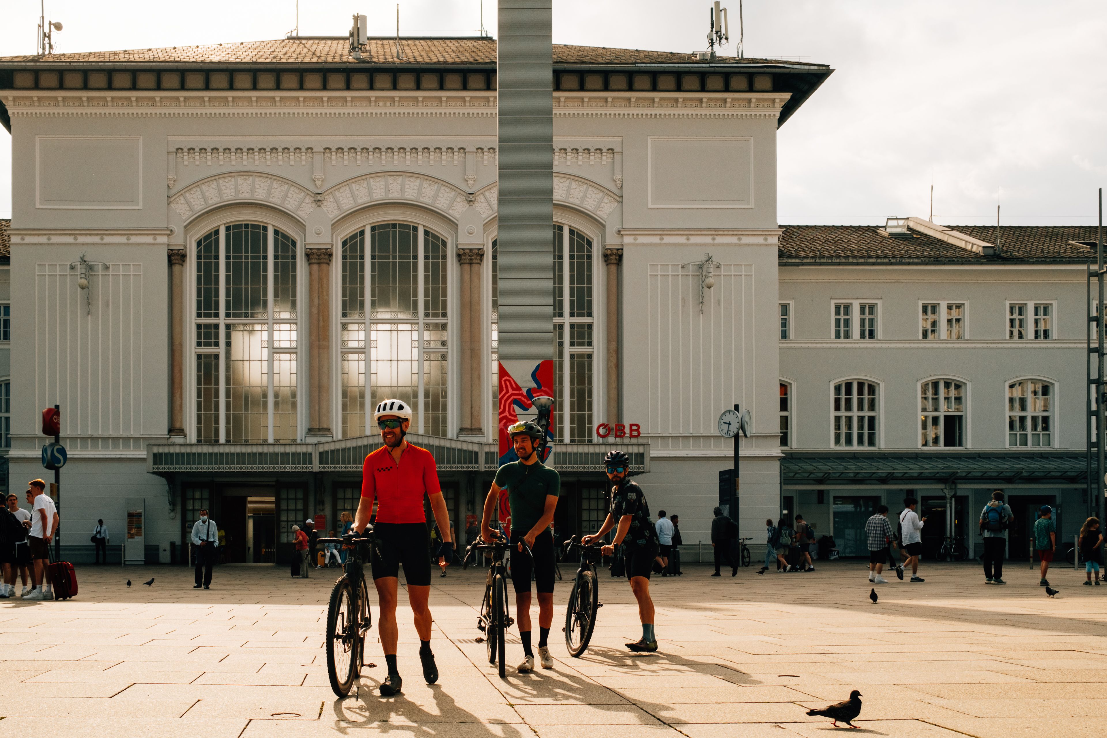 Der Bahnhof in Salzburg ist der perfekte Startpunkt für unser Bikepacking-Abenteuer!