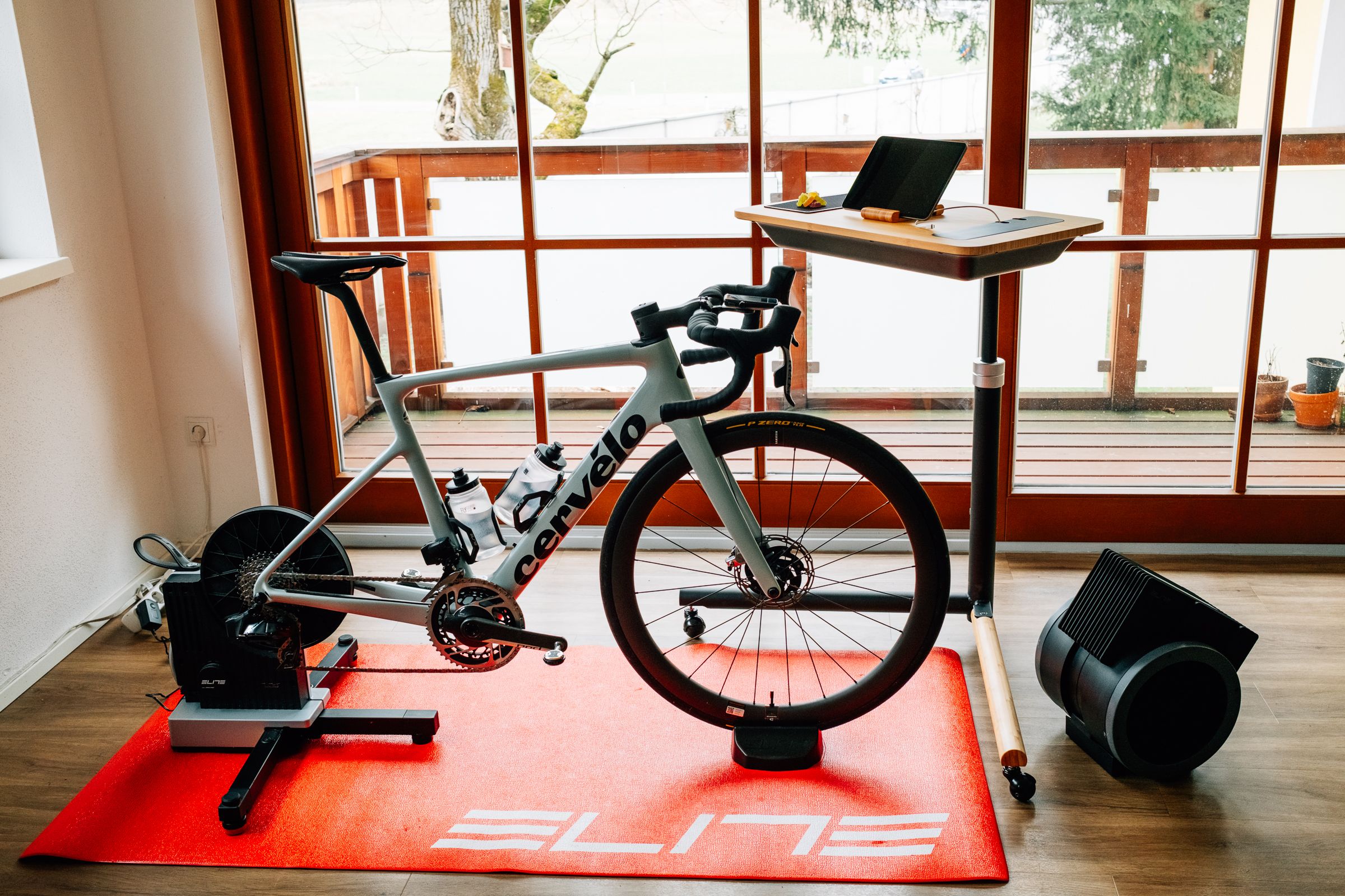 Ready to ride setup. Indoor cycling training with ELITE.