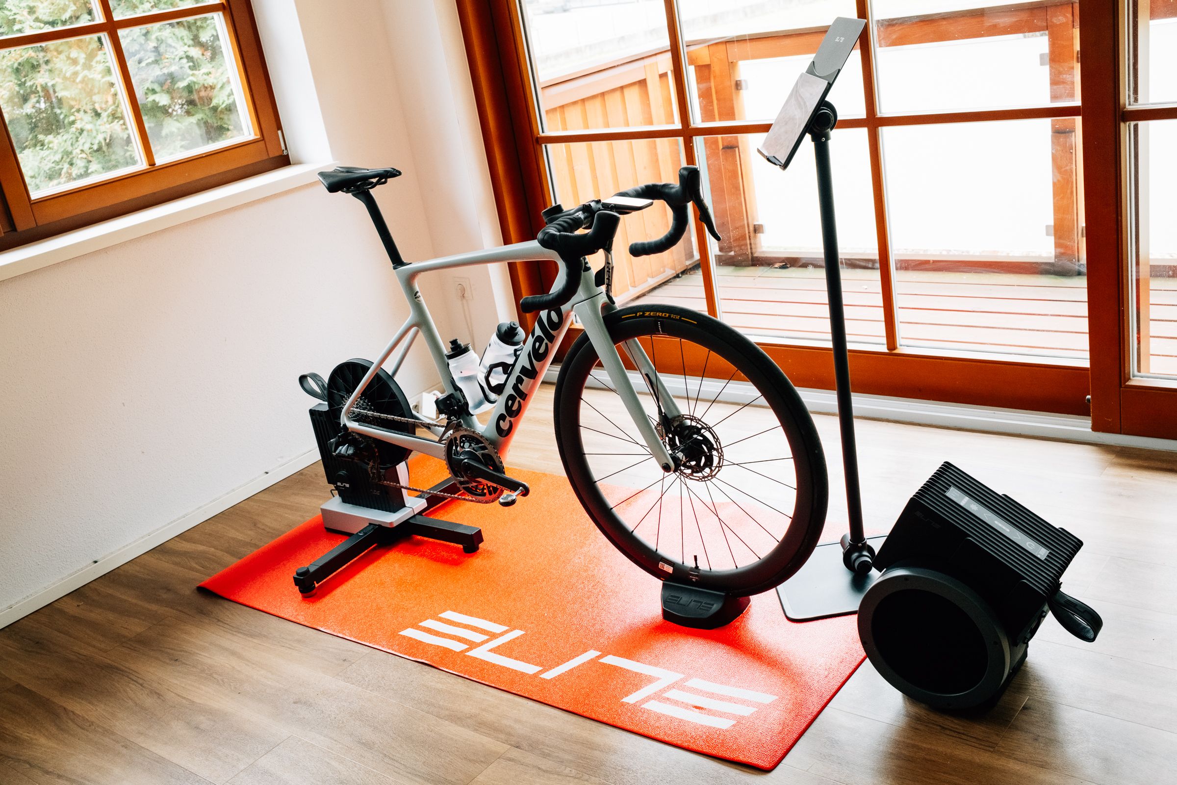 There are countless ways to set up your indoor training space. We explain how to get started fast with ELITE indoor trainers.