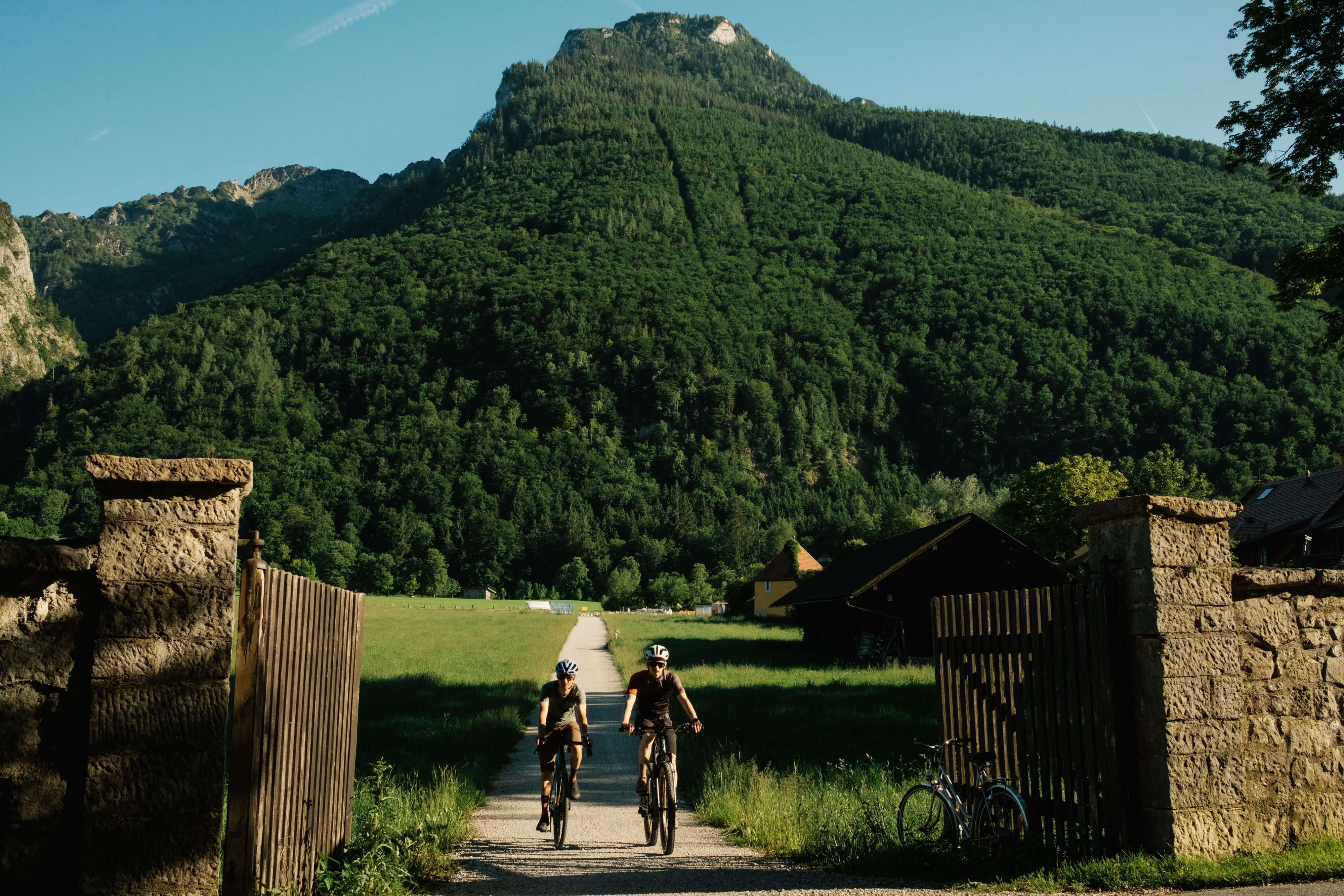 The Glanegg Castle offers breathtaking views of Untersberg and some nice cycling paths.