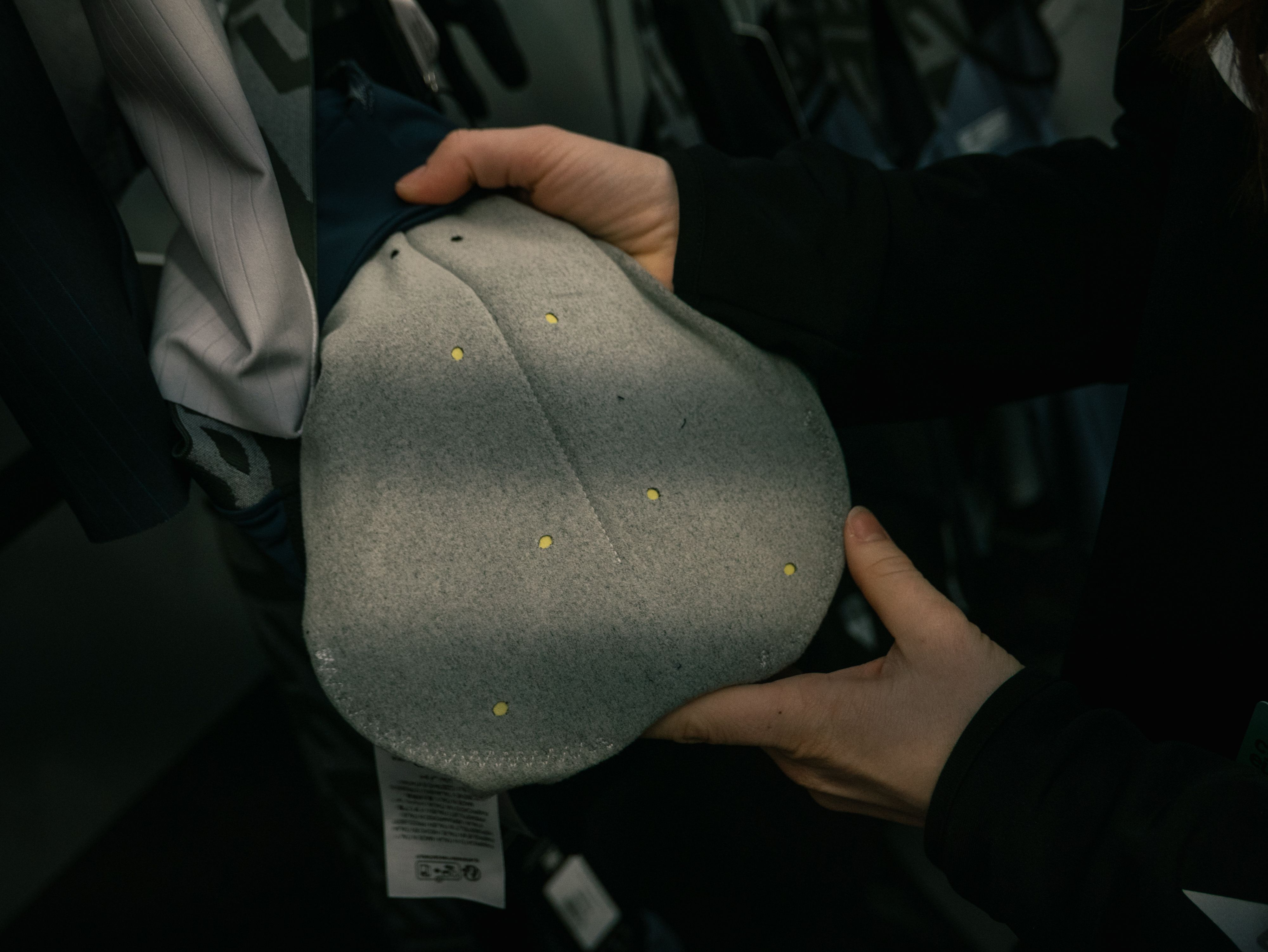 Das Chamois der Q36.5-Bibshort sieht ziemlich speziell aus und soll aus zwei separaten Schichten bestehen, die die Bewegung zwischen Sattel und deiner kostbaren Haut voneinander entkoppeln.