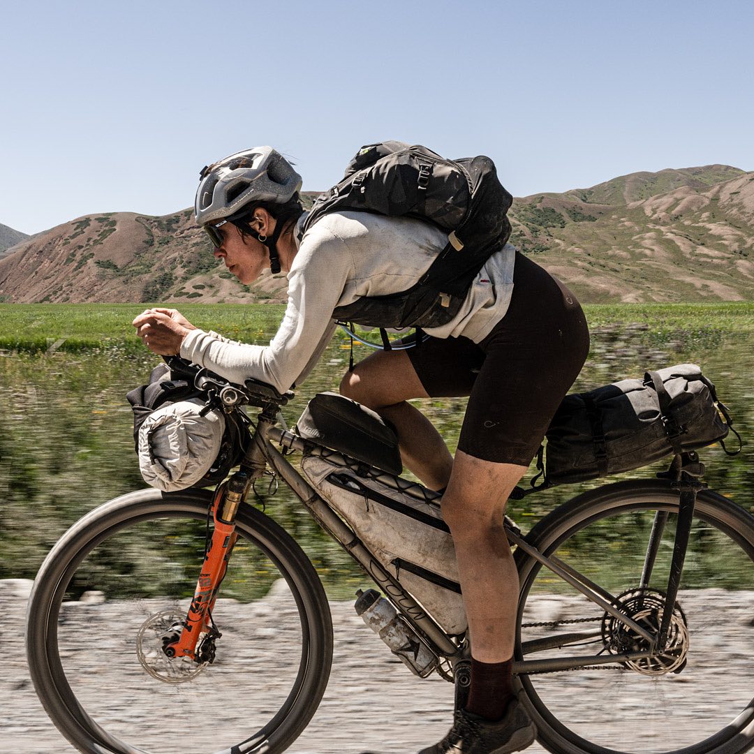 Quinda Verhul riding a prototype of a Tailfin fixed Handlebar bag during SRMR this year.