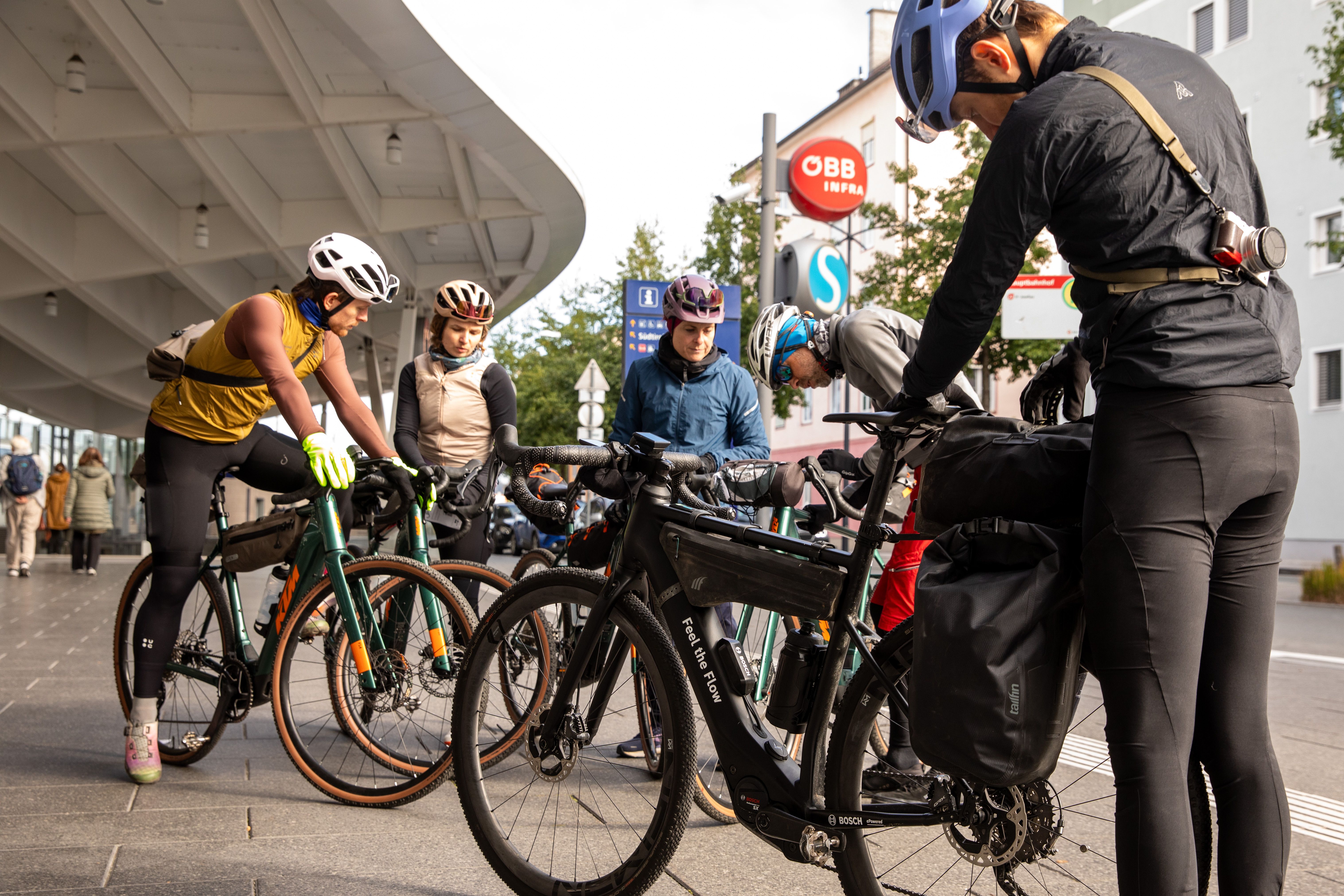 Vom Salzburger Hauptbahnhof in die Alpen. Reisen mit (eGravel‑)Bike und Bahn.