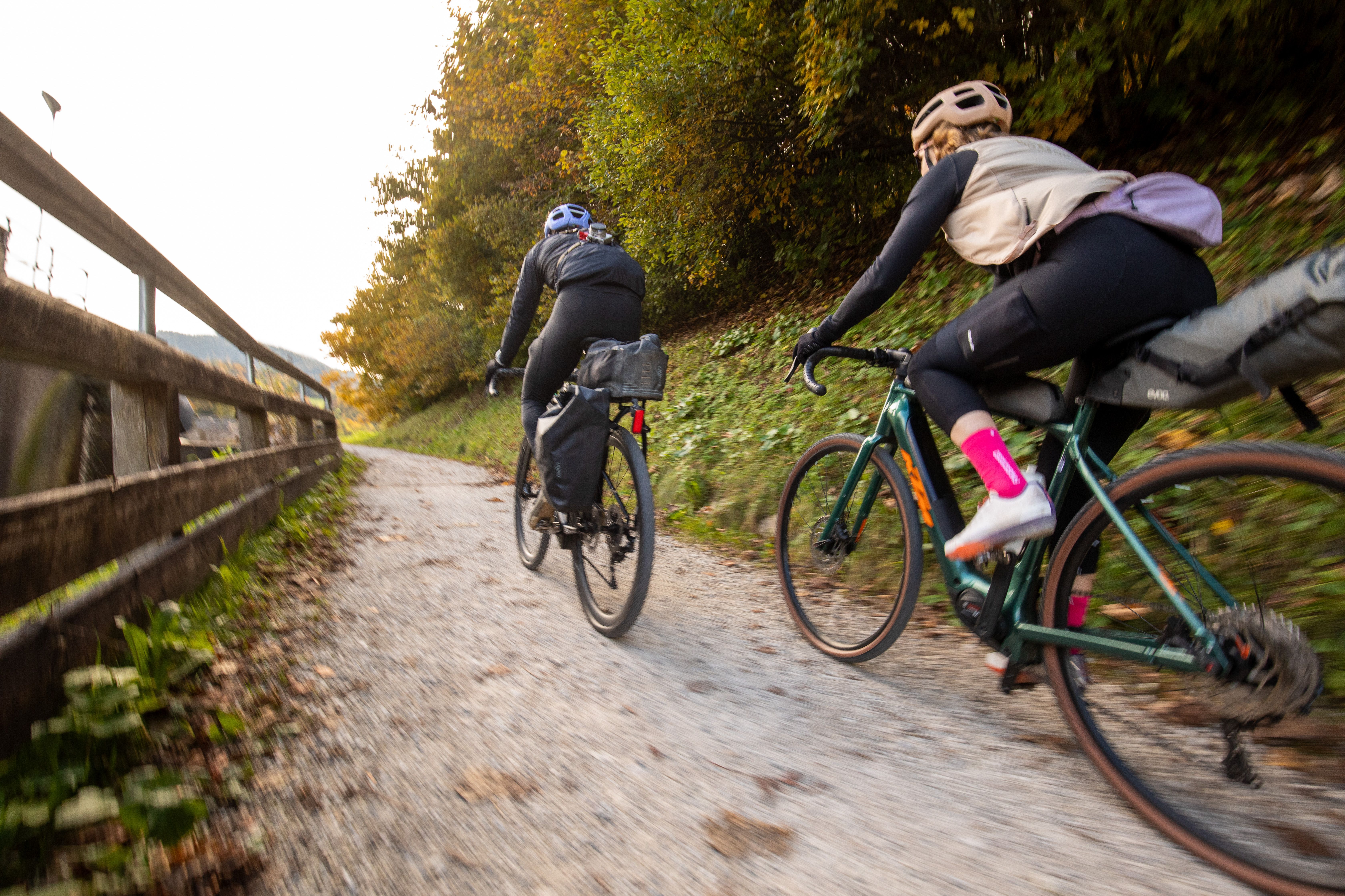 E‑Biken und Geschwindigkeit passen perfekt zusammen – besonders auf Gravel und beim Bikepacking.