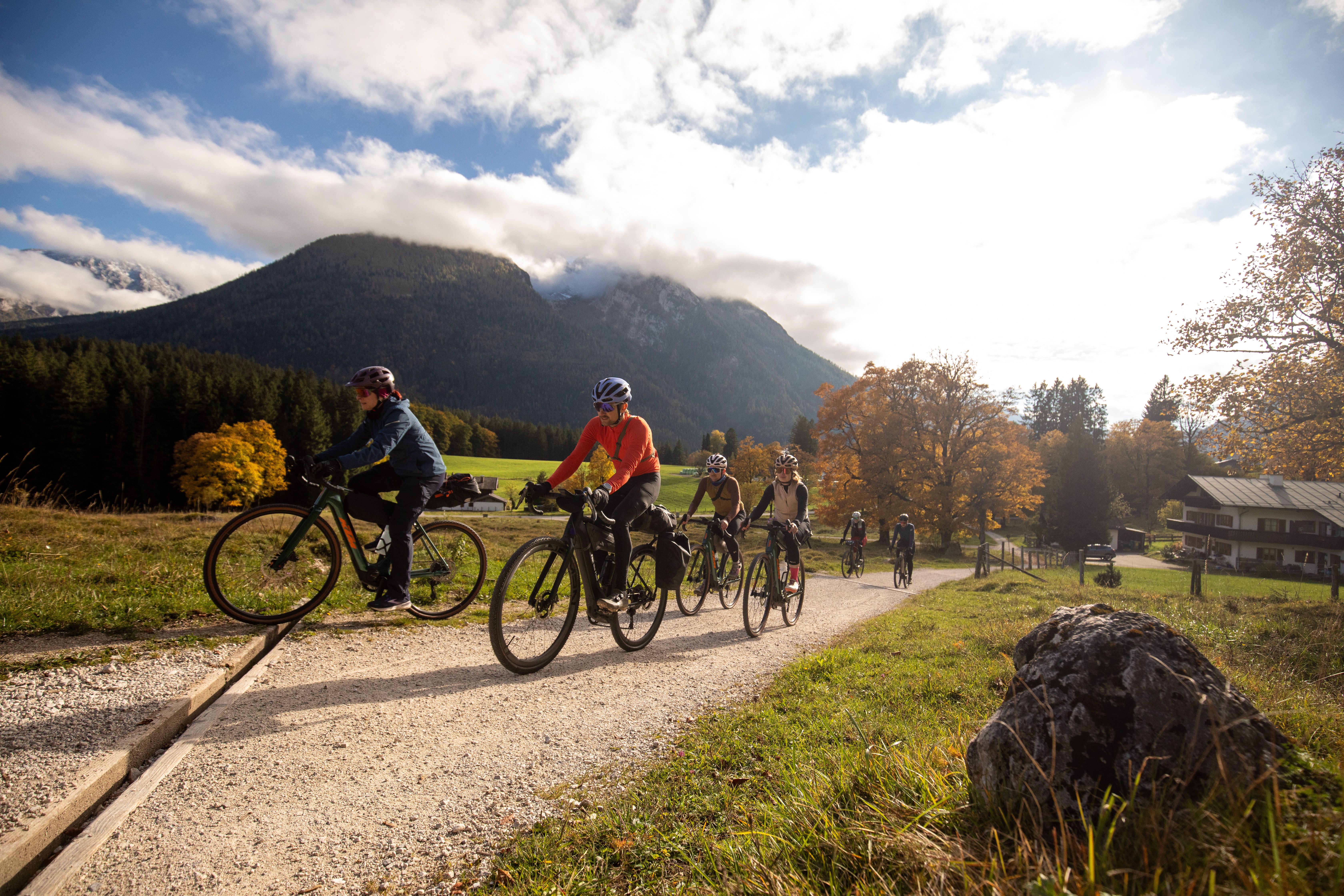Alpenlandschaften, Wasser verstehen, Gletscher sehen, mühelos klettern: Die WOSSA Bikepacking Route mit E‑Bikes.