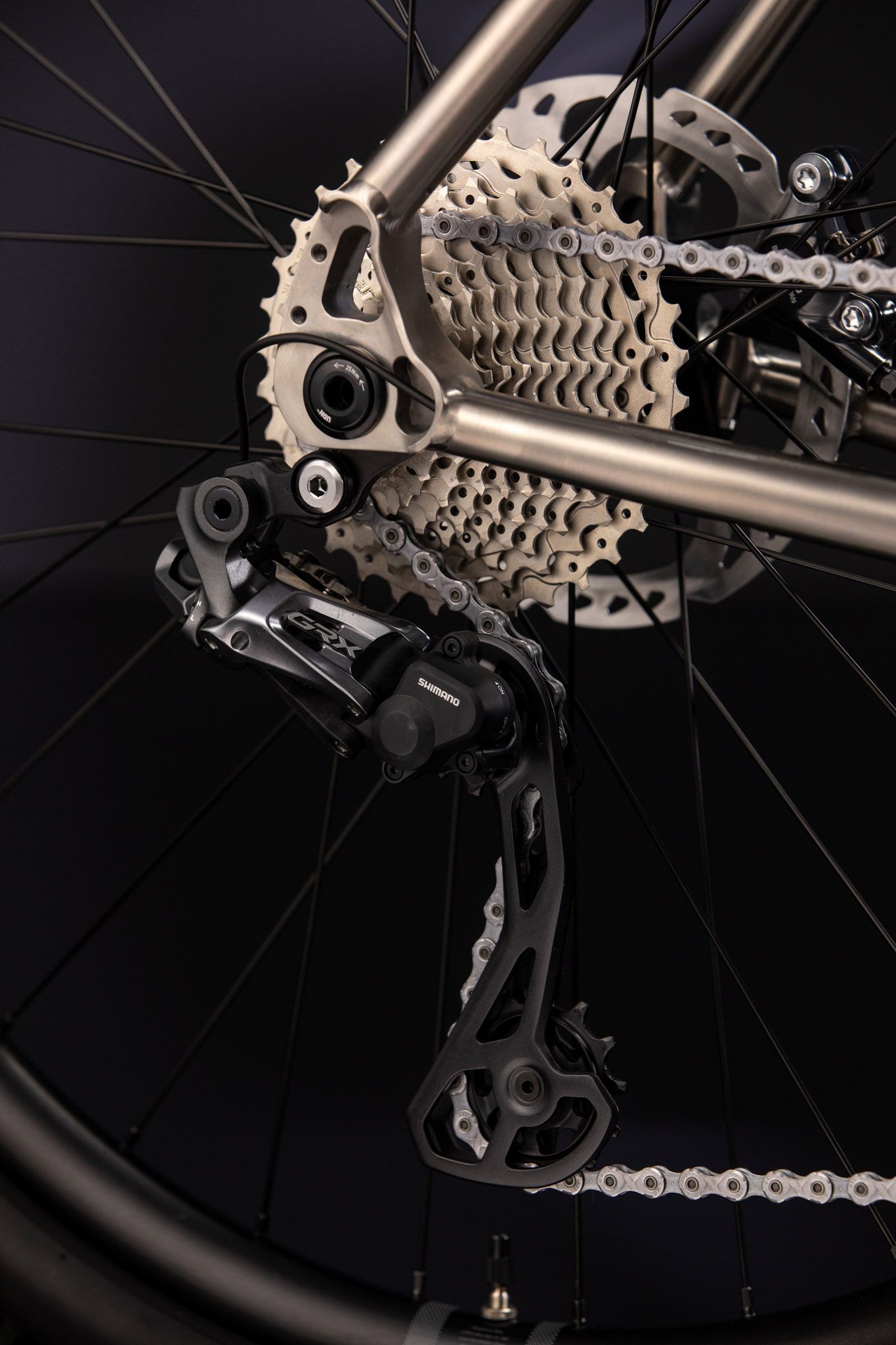 Bombtrack Hook Ti Titan-Gravelbike 2024 mit UDH-Schaltauge und Shimano GRX Di2