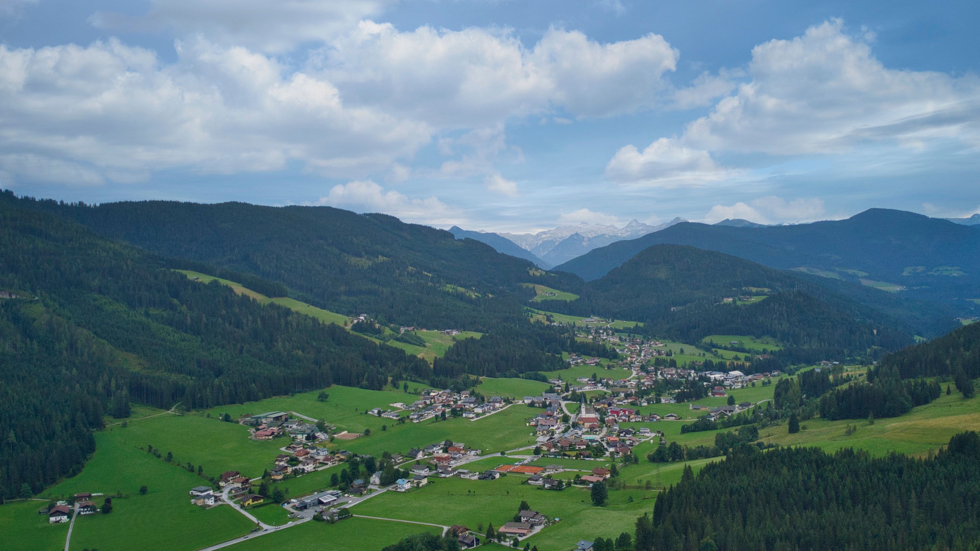 Luftaufnahme von St. Martin im Tennengebirge. Ein guter Startort für Graveltouren in Österreich!