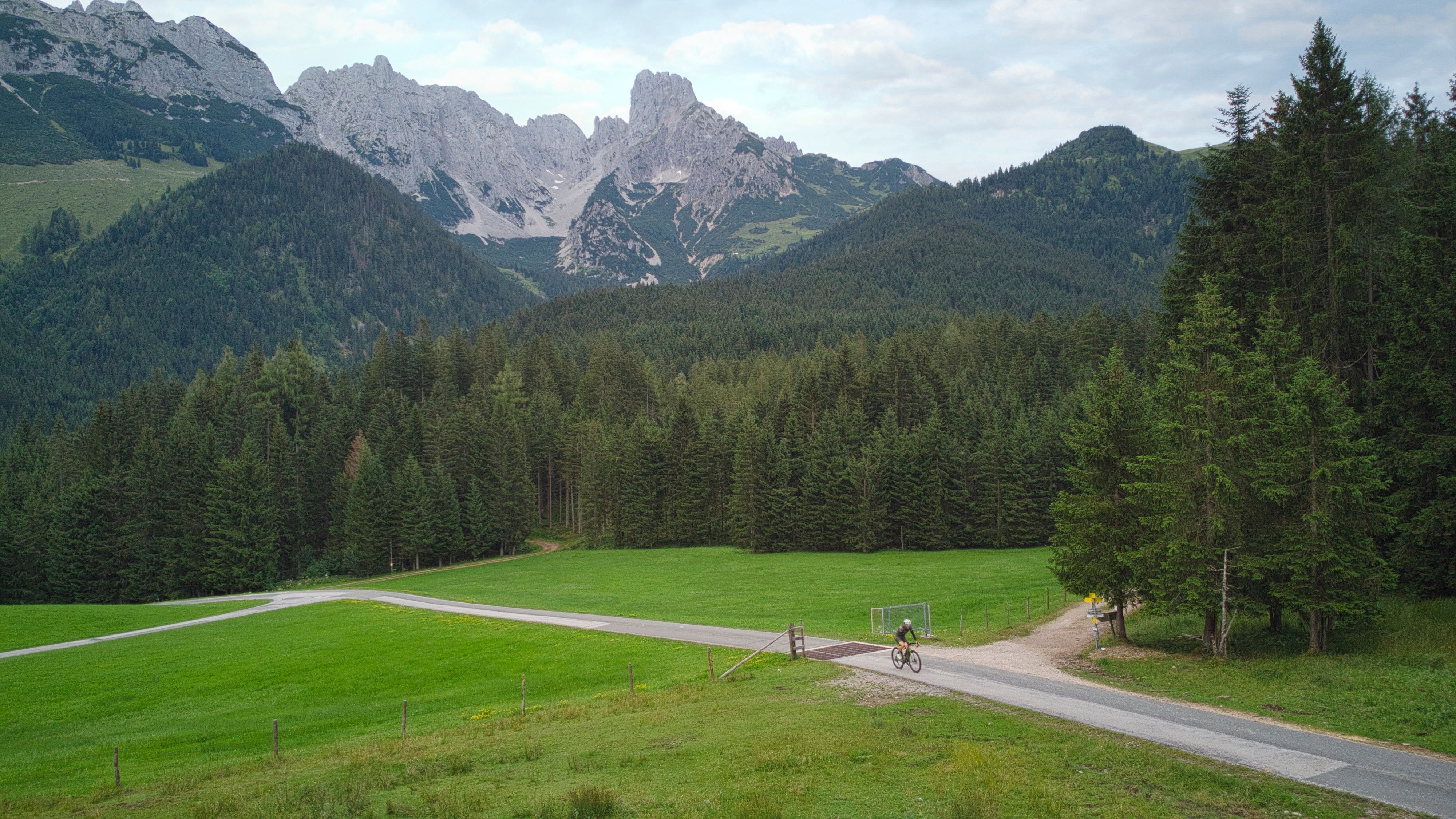 Bergauf fahren wird ein echtes vergnügen auf einem Gravelbike mit Blick auf den Gosaukamm.