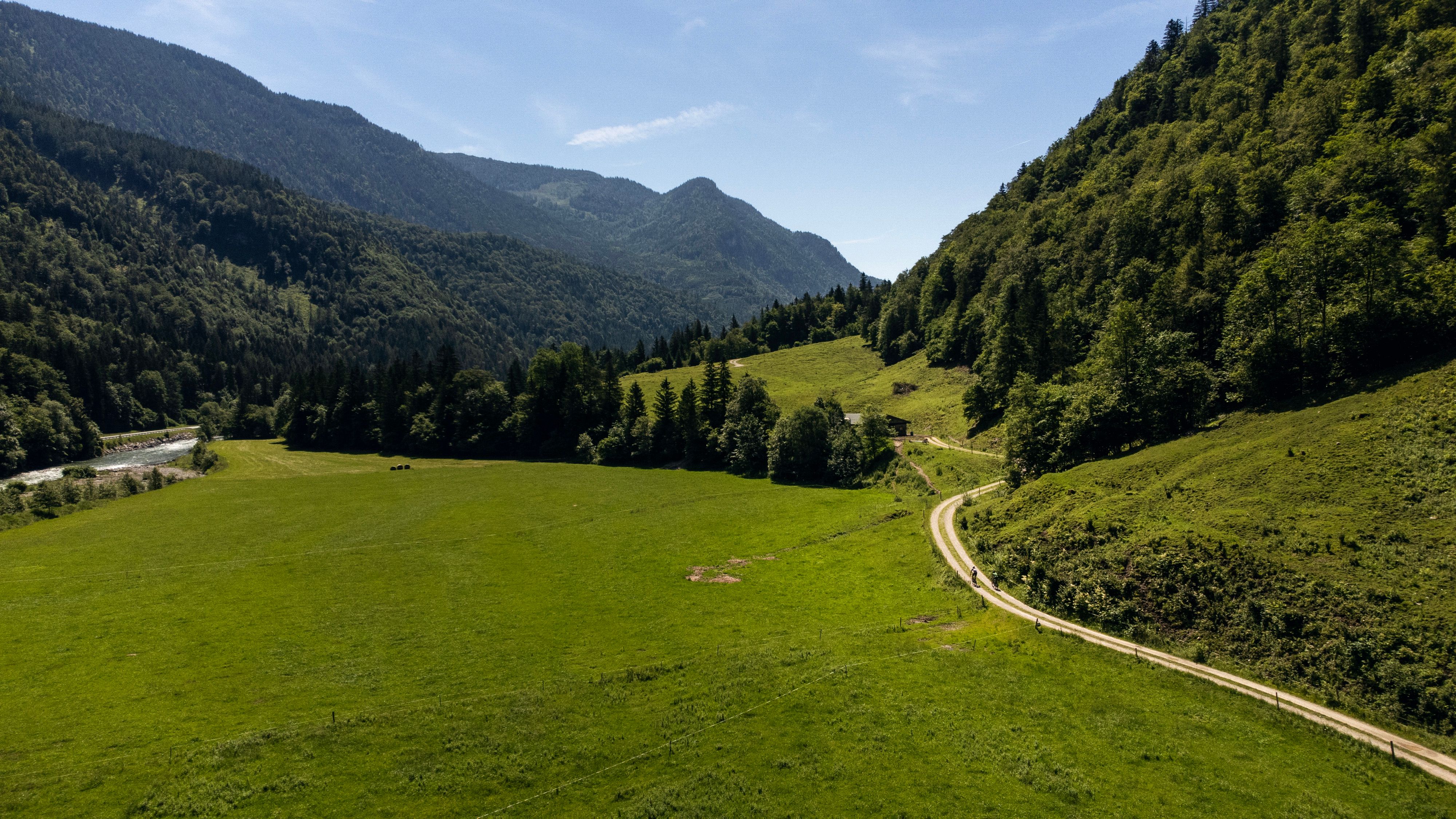 Radweg entlang der Großache in Tirol, Österreich. Ein Paradies für Gravelbikes.