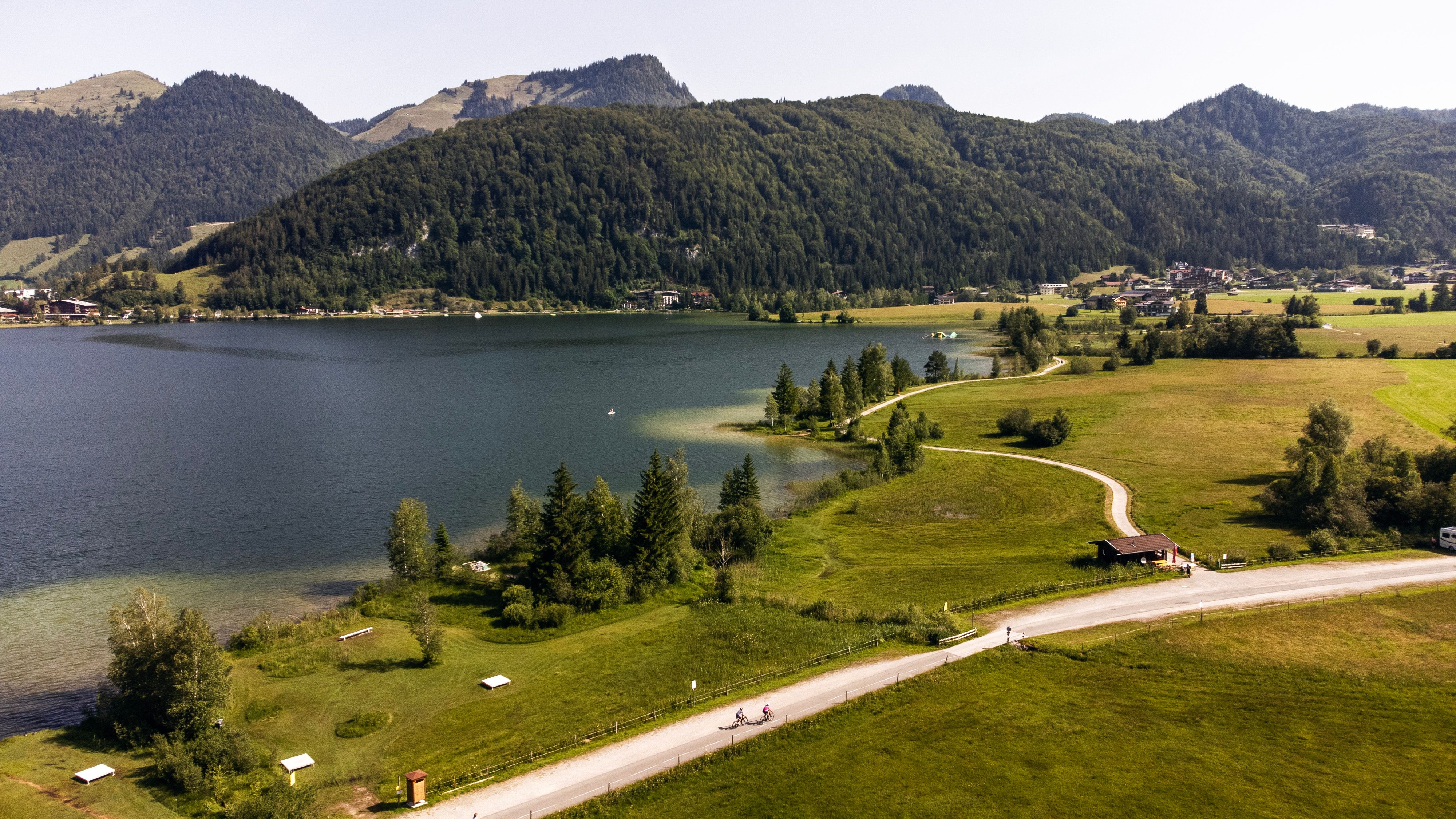 Der Walchsee ist ein idyllischer See mit kleinen Straßen, um durch die österreichischen Alpen zu radeln.