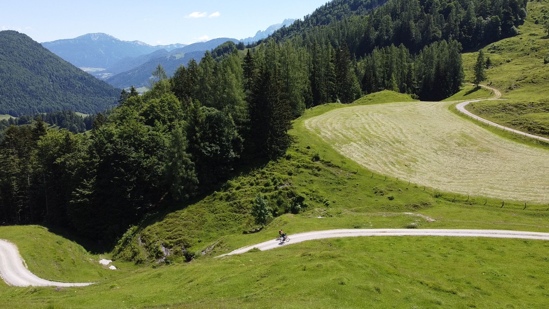 Die Straße hinauf zur Metzgeralm am Schatterberg ist erstaunlich und perfekt zum Radfahren!