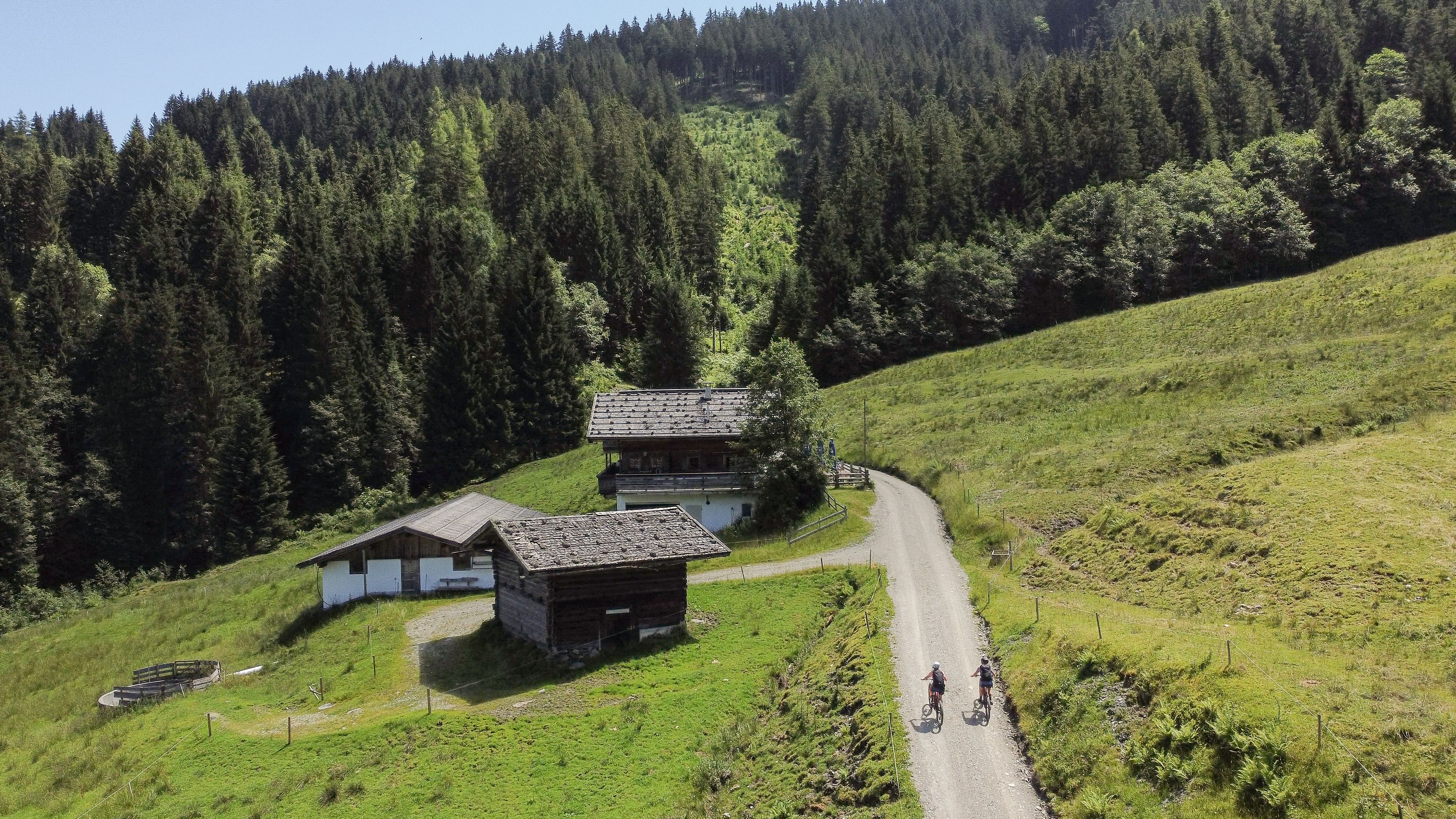 Der Aufstieg auf den Penningberg in den Kitzbüheler Alpen ist anstrengend, belohnt Bikepacker aber mit herrlichen Ausblicken.