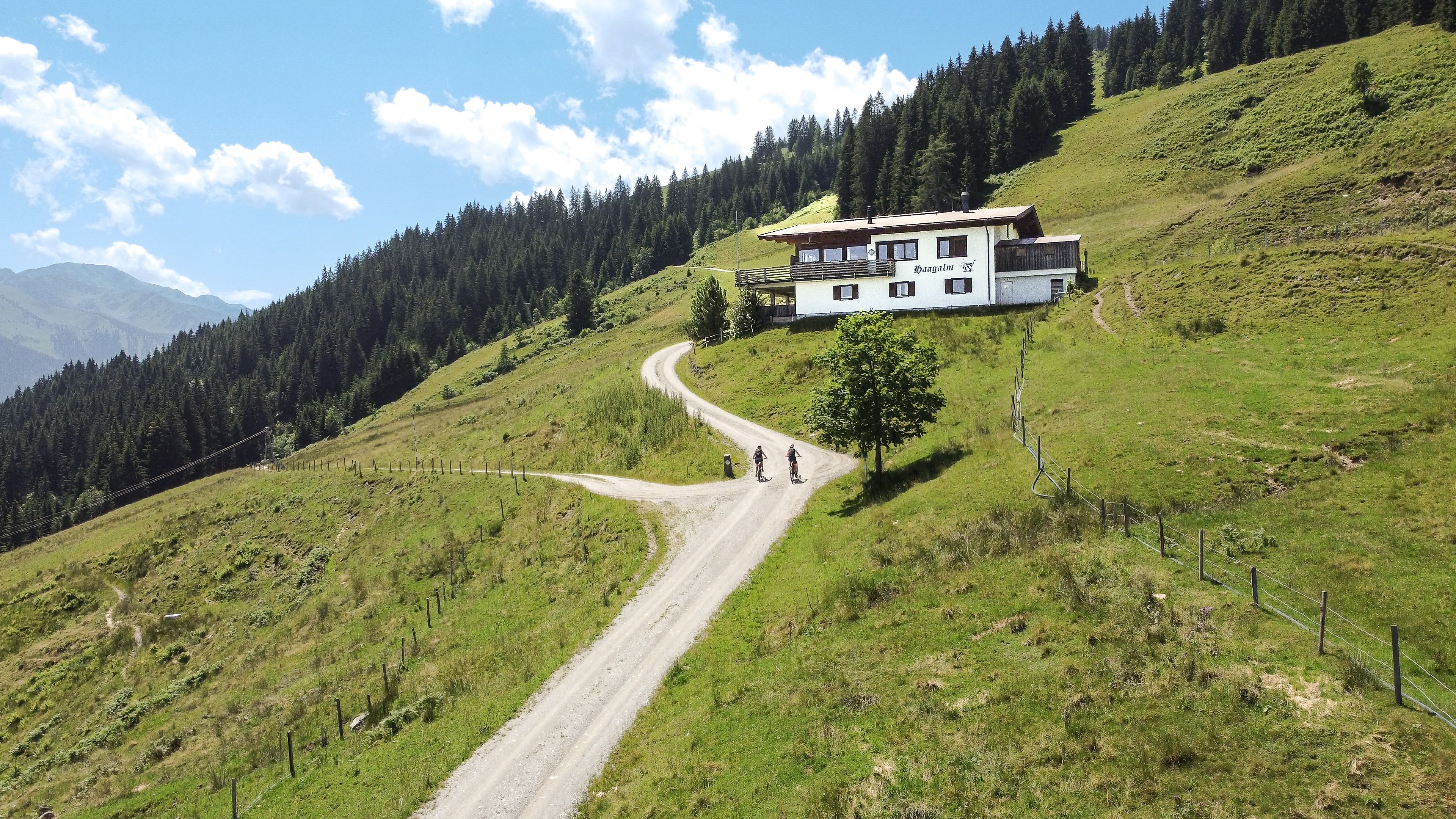 Die Haagalm ist im Sommer geschlossen, aber durstige Bikepacker können sich auf der KAT-Bike-Route trotzdem mit Wasser versorgen.