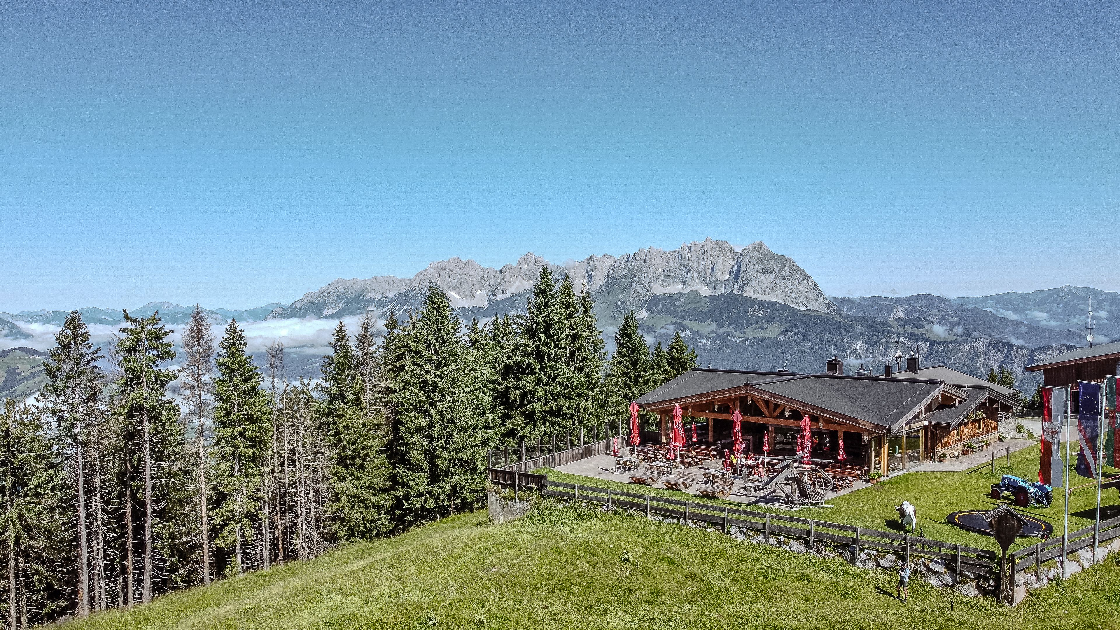 Die Harschbichl Alm liegt direkt unterhalb des Kitzbüheler Horns und bietet ein beeindruckendes Bergpanorama für Radfahrer.