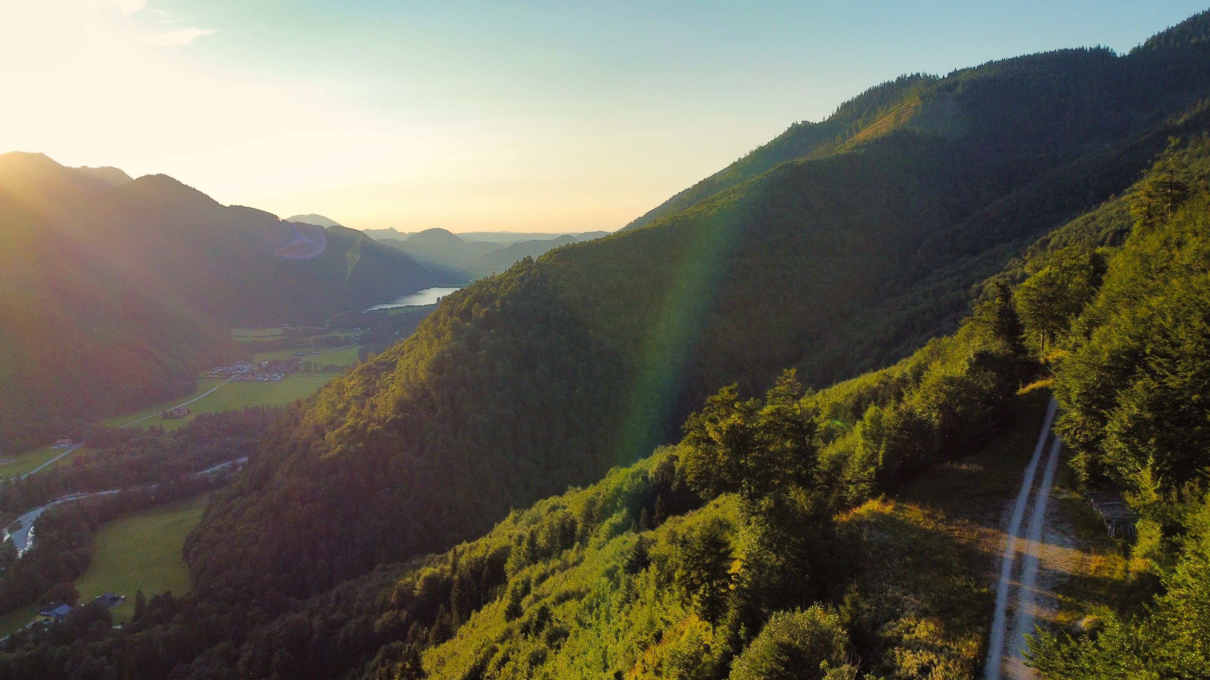 Fantastische Aussicht auf den Hintersee bei Faistenau von den Schotterstraßen oberhalb des Sees.