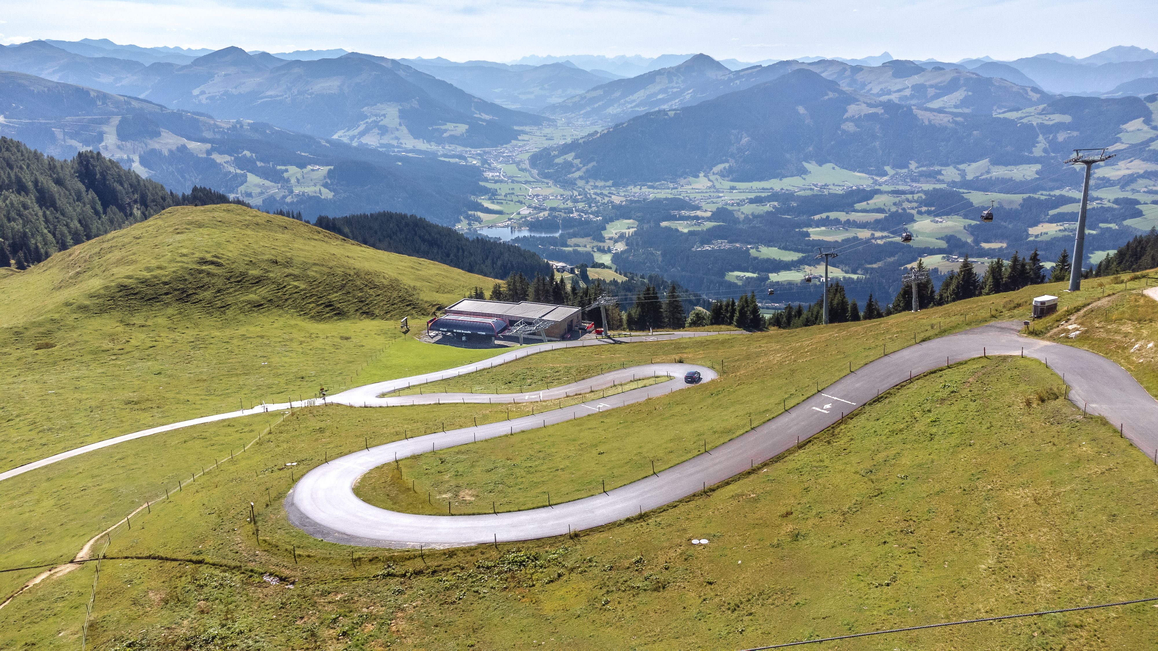 Die Abfahrt auf der berühmten Panoramastraße des Kitzbüheler Horns ist eine der beliebtesten Touren für Radfahrer in Tirol, Österreich.