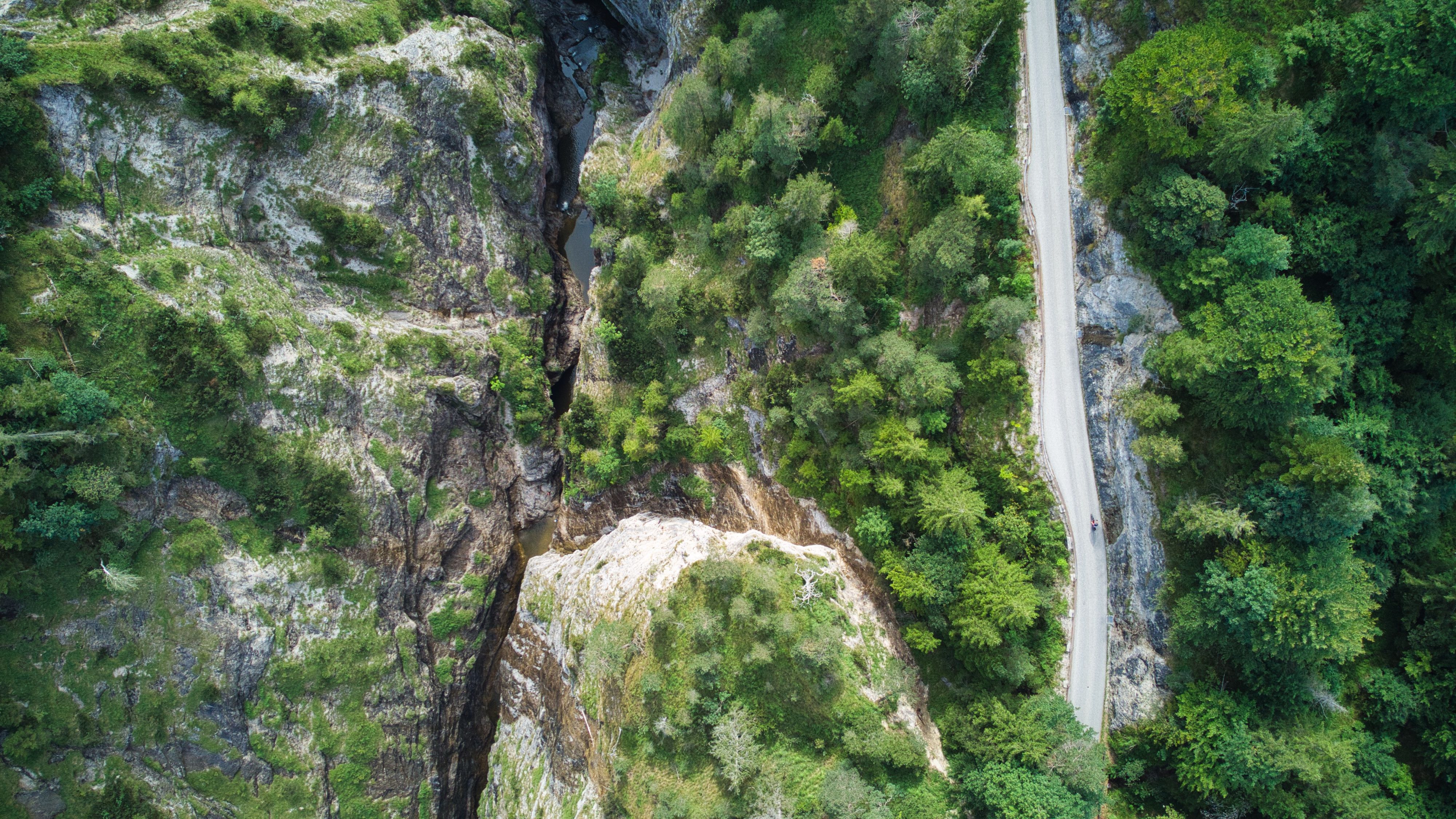 Die Strubklamm bietet ein episches Panorama für Radfahrer aus Felswänden und einer engen Strasse die sich über dem Abgrund schlängelt.