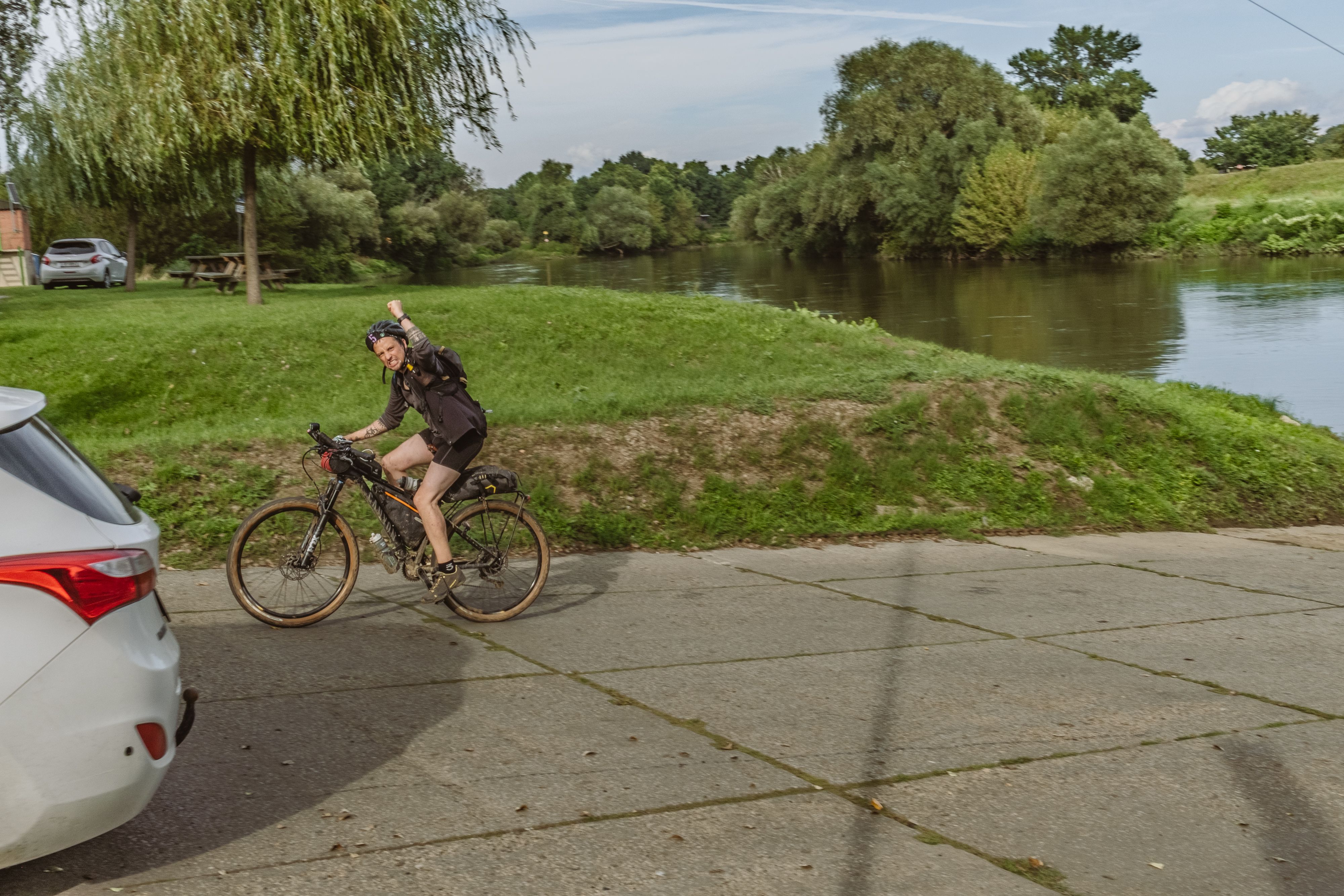 Pascal Striedner feiert die Bonuskilometer für die Überquerung eines Flusses mit der Fähre.