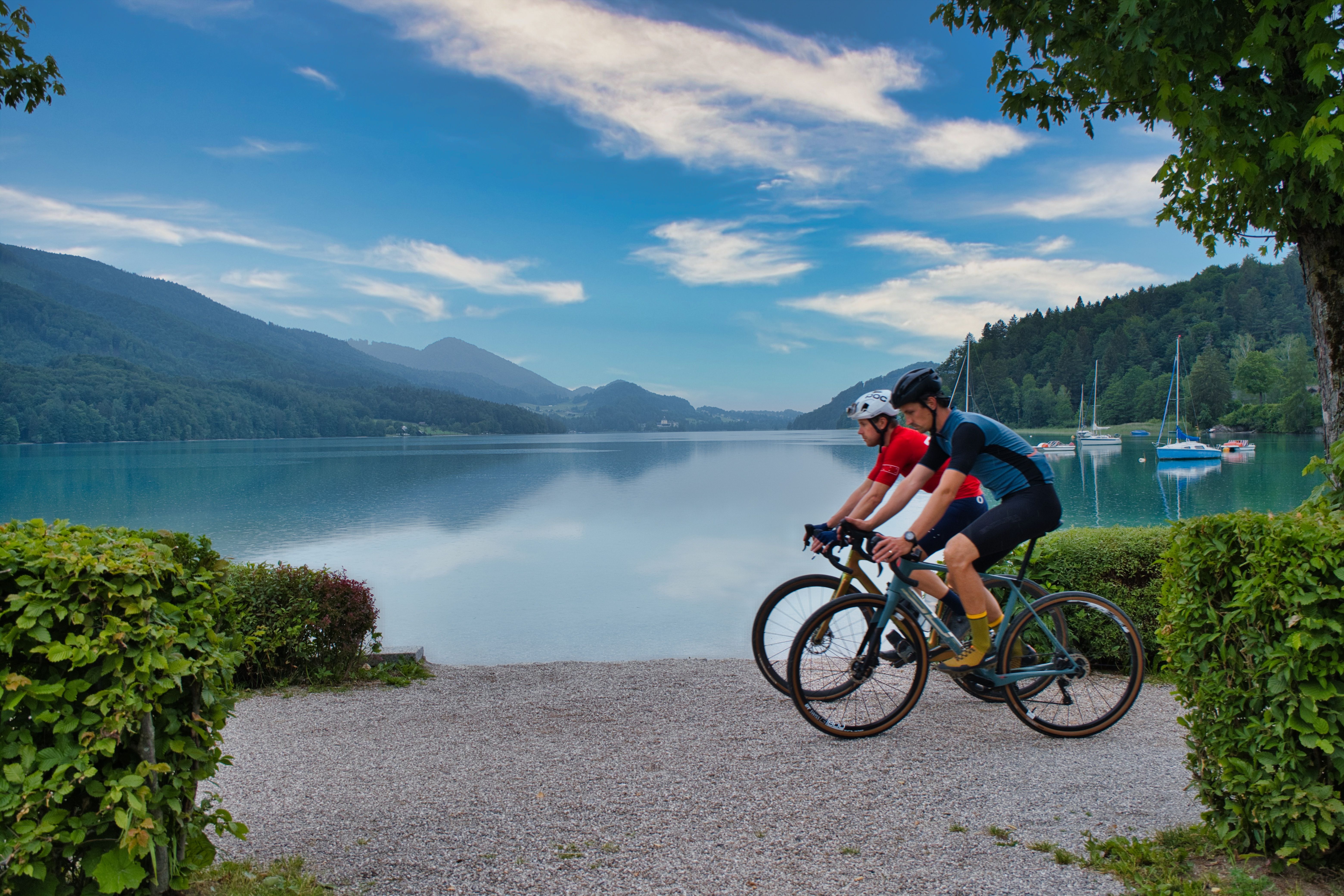 Der Blick auf das azurblaue Wasser des Fuschlsees ist ein Highlight für Gravelbiker.
