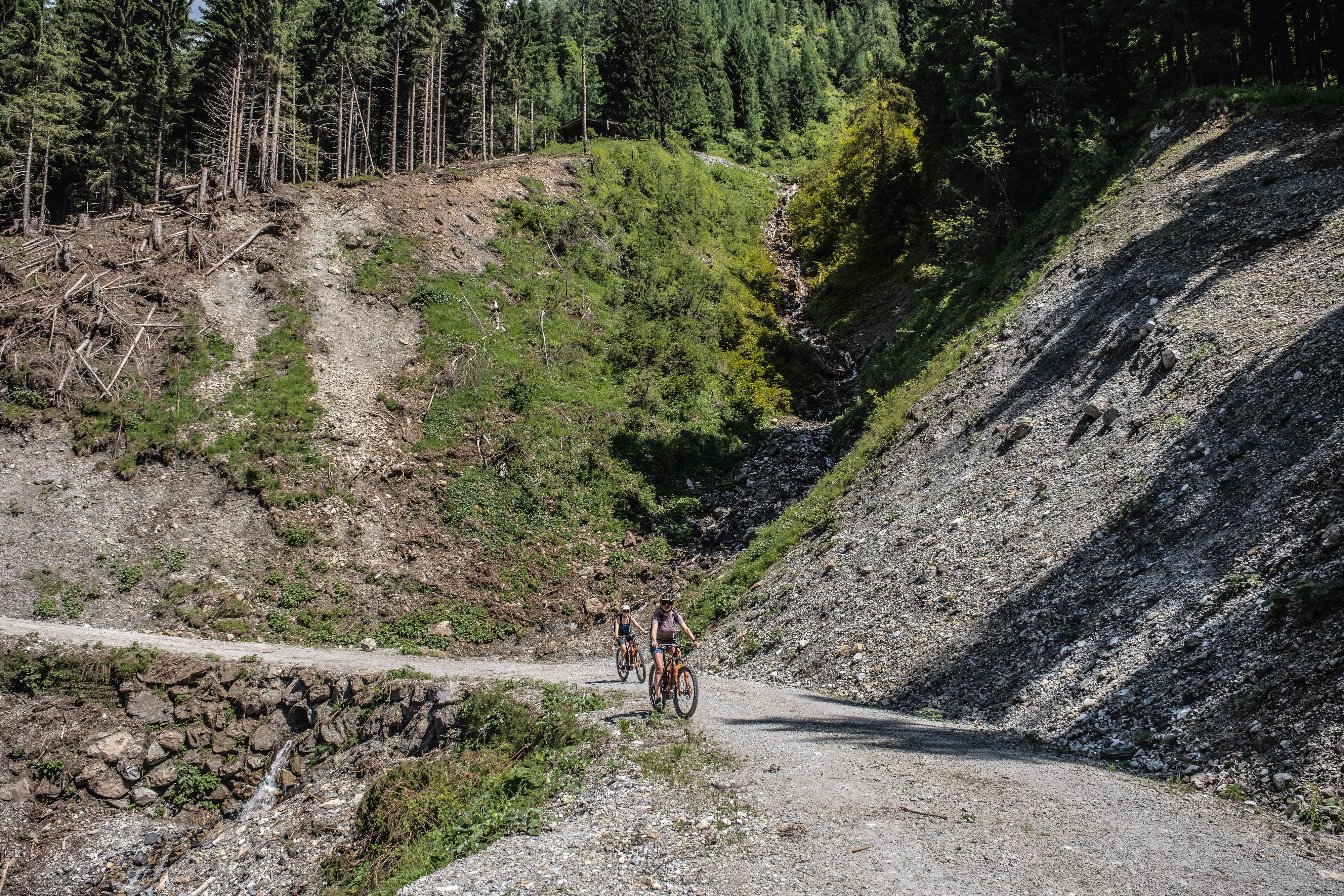 The descent on Rettensteinrunde takes you down the alpine climb on perfect gravel.