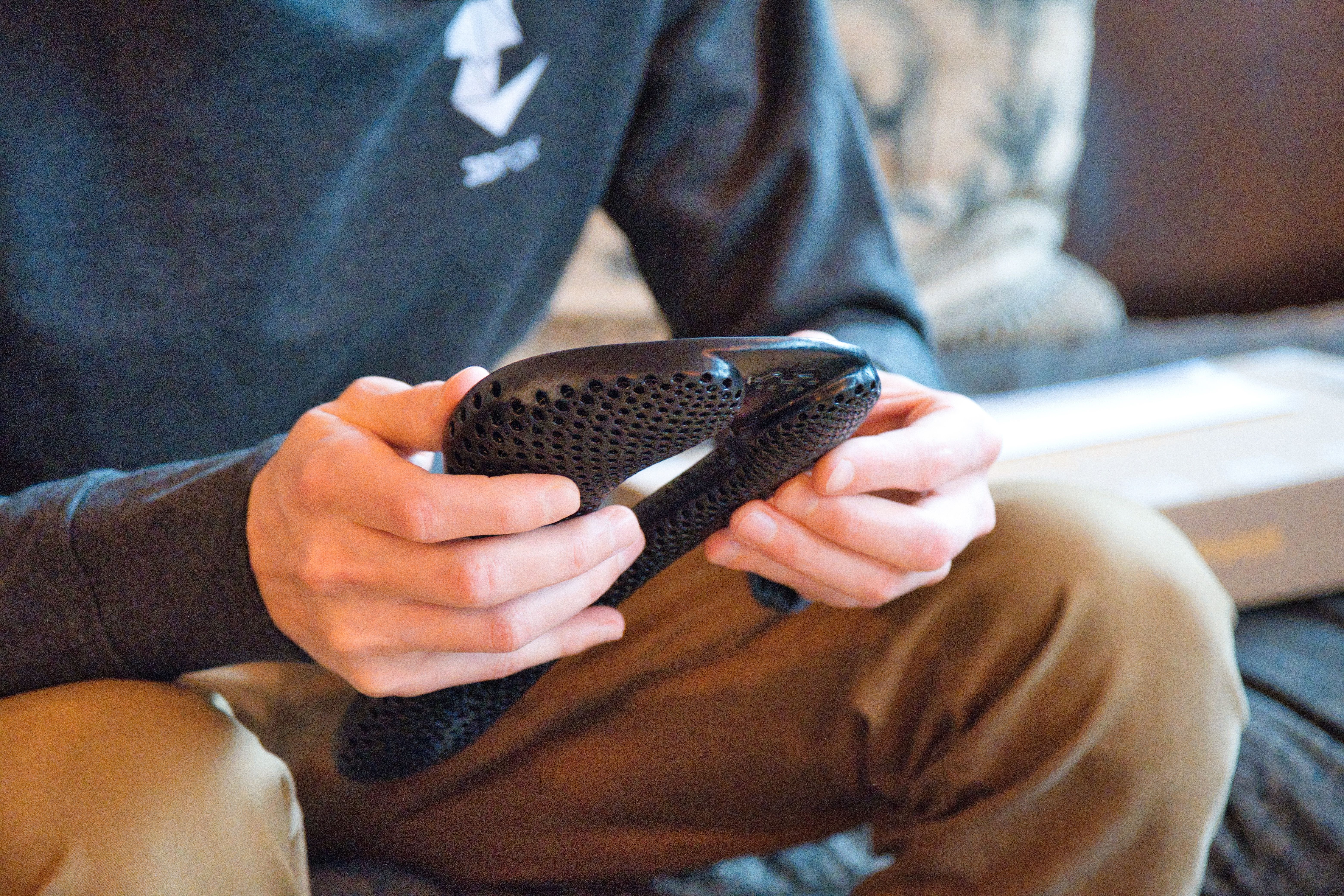 Der Posedla Sattel besteht aus einer Carbon Schale auf der eine TPU gedruckte Polsterung geklebt ist.