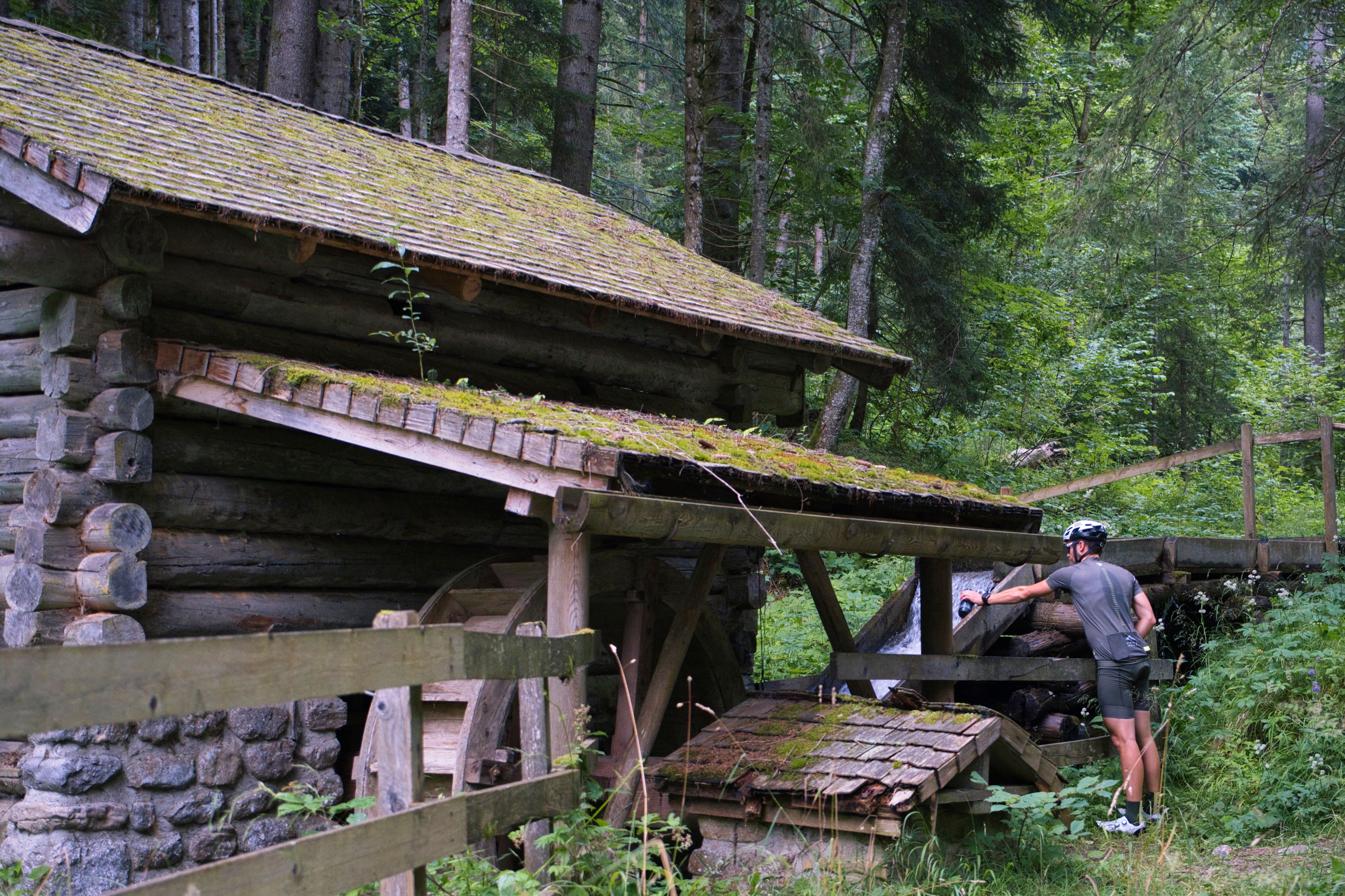 Eine Mühle am Weg zur Donnerkogelbahn lädt dazu ein, die Trinkflaschen aufzufüllen.
