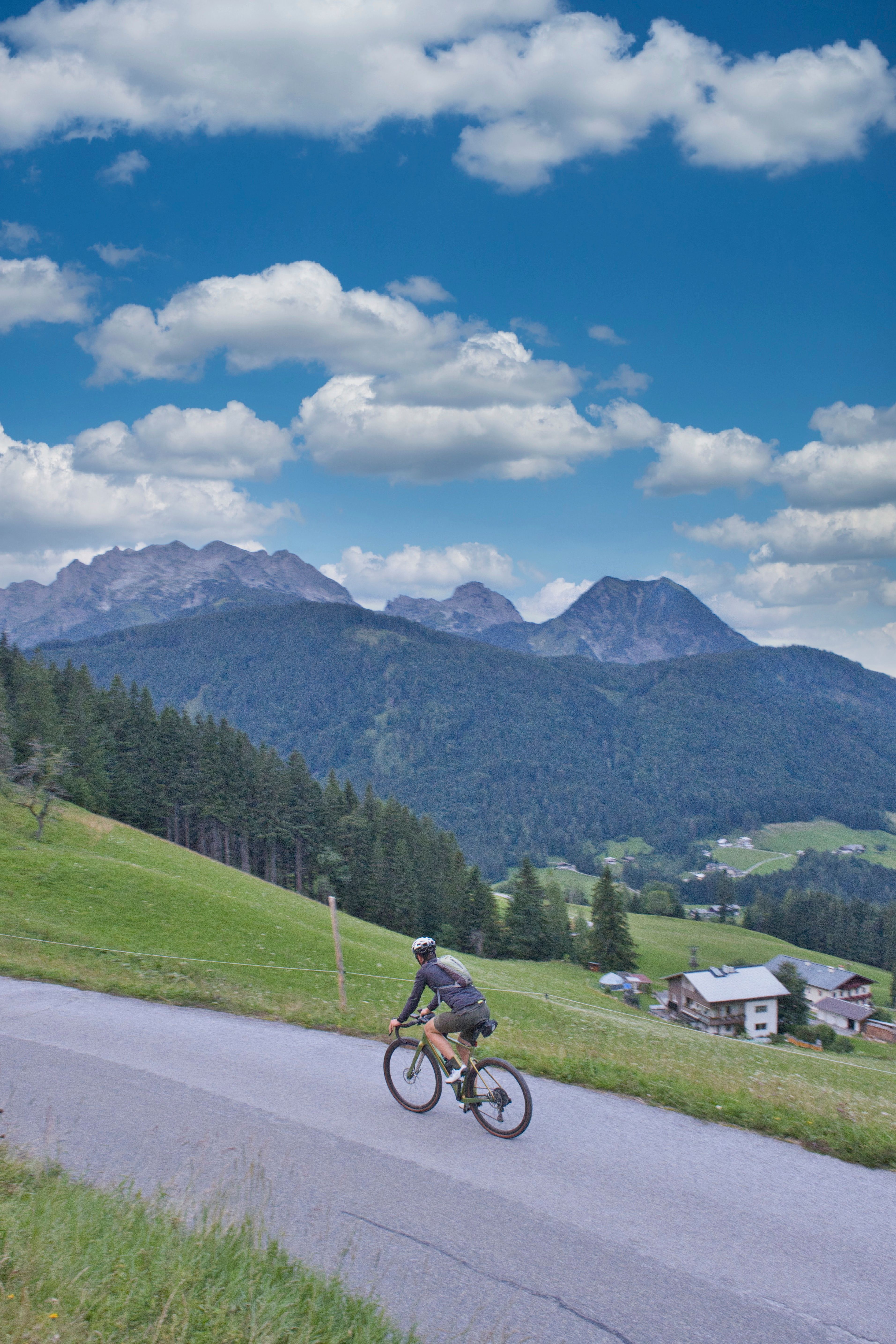 Blick auf das Tennengebirge auf einer Gravelbike Tour in Österreich.