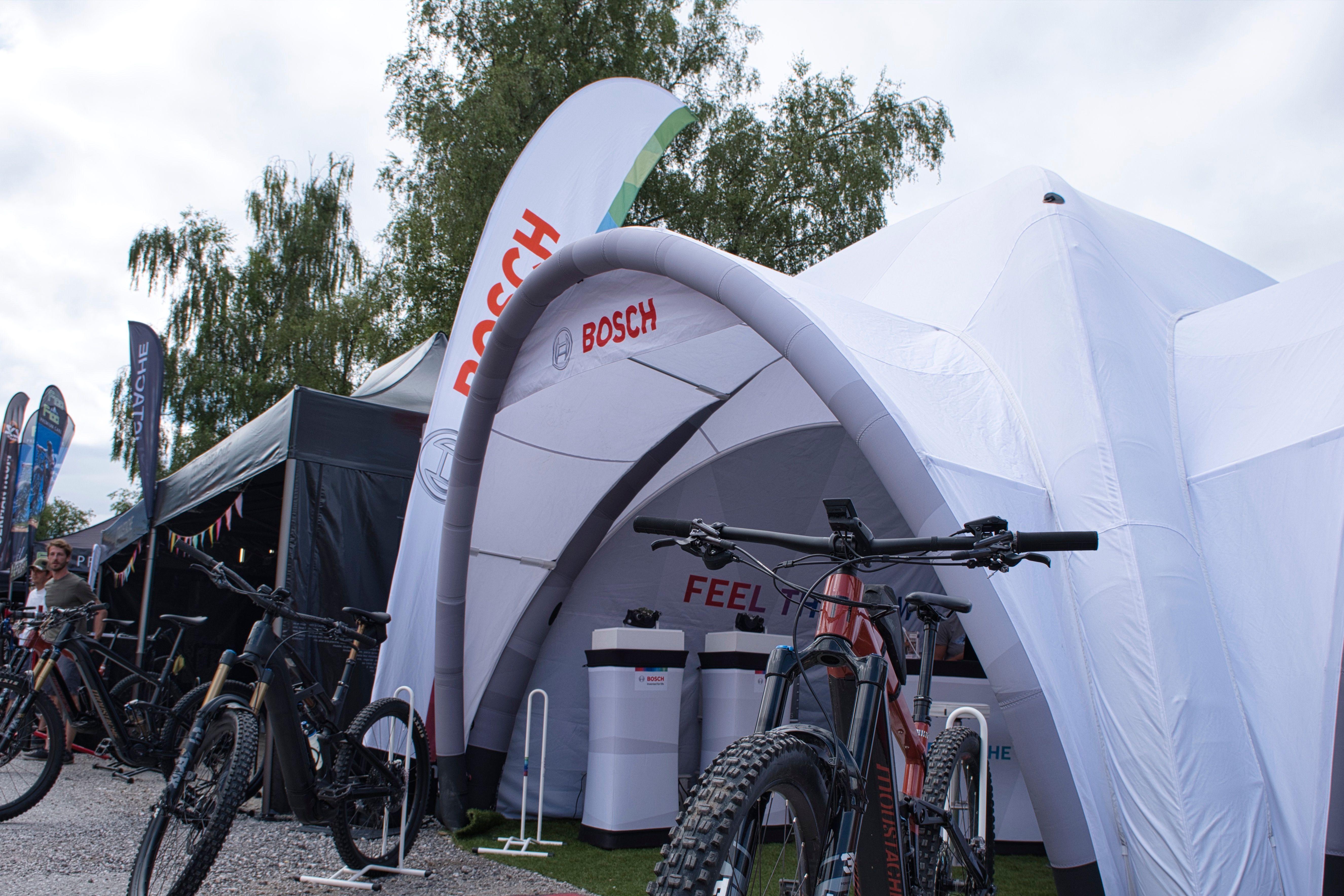 Start zur E-MTB Schnitzeljagd am Bosch Expo Stand bei der Salzkammergut Trophy