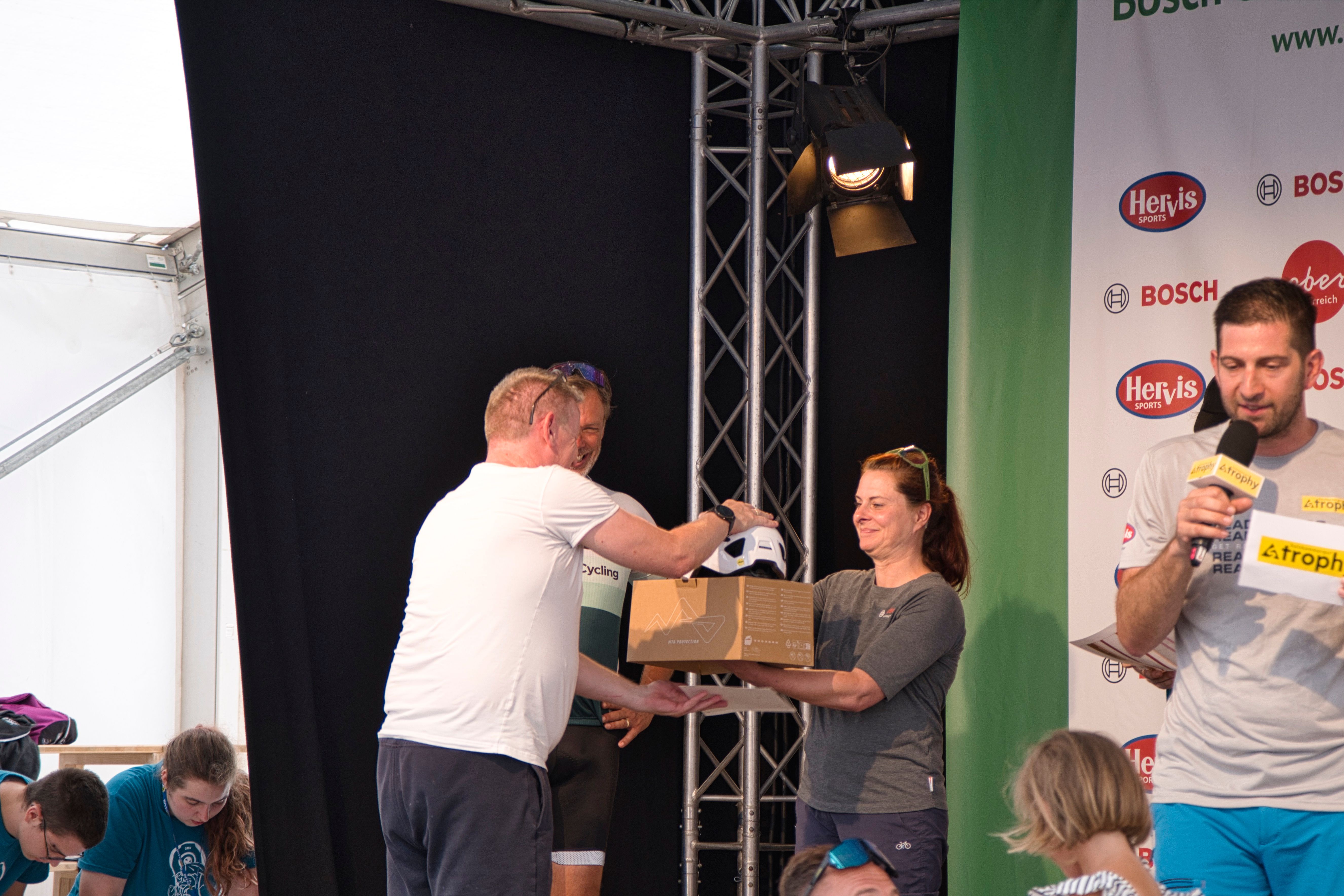 Viele Tombola Preise gab es bei der Bosch E-Mountainbike Schnitzeljagd Siegerehrung.