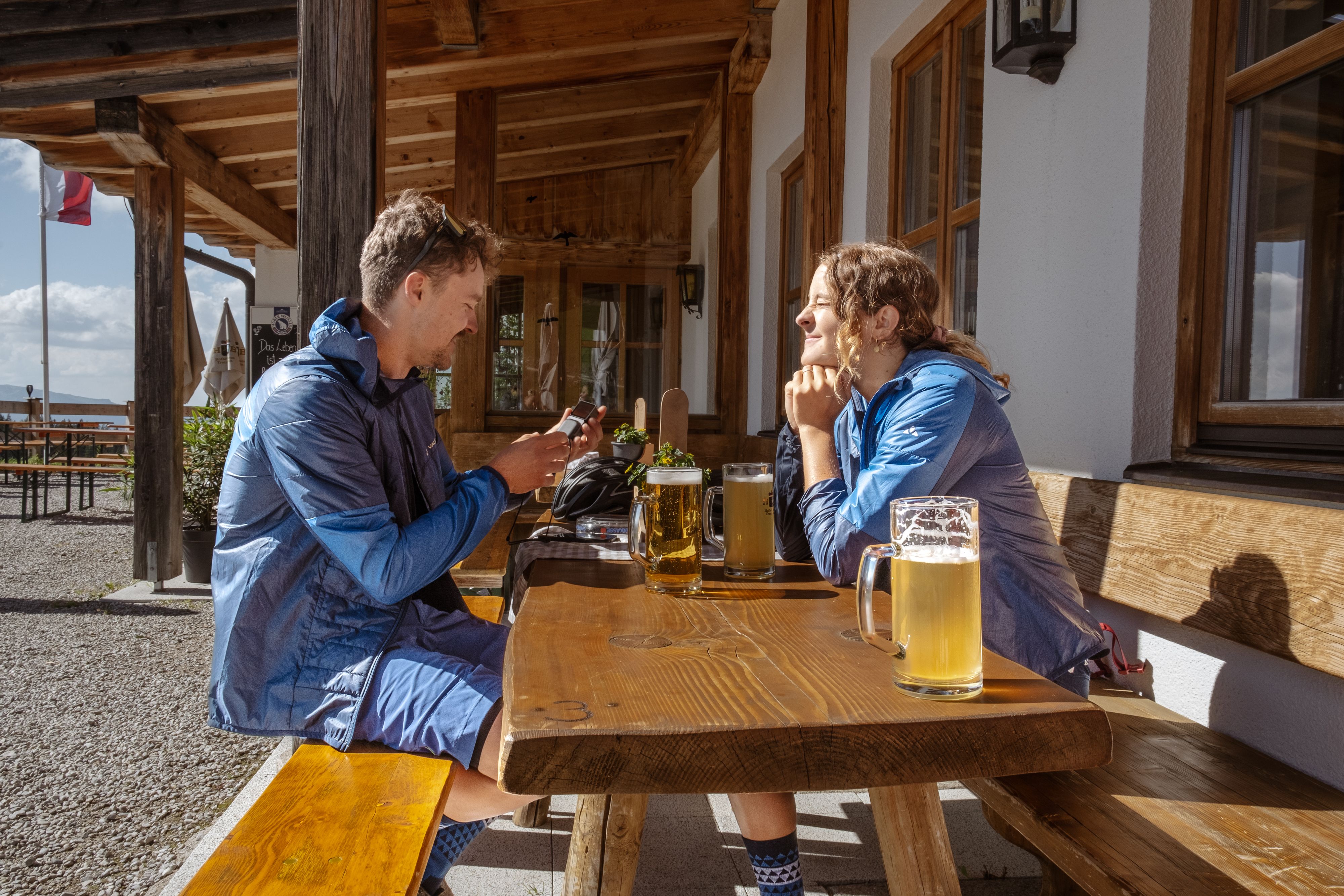 Genießt eine Pause im Straubinger Haus bei Kuchen und Getränken, während euer E-Bike lädt.