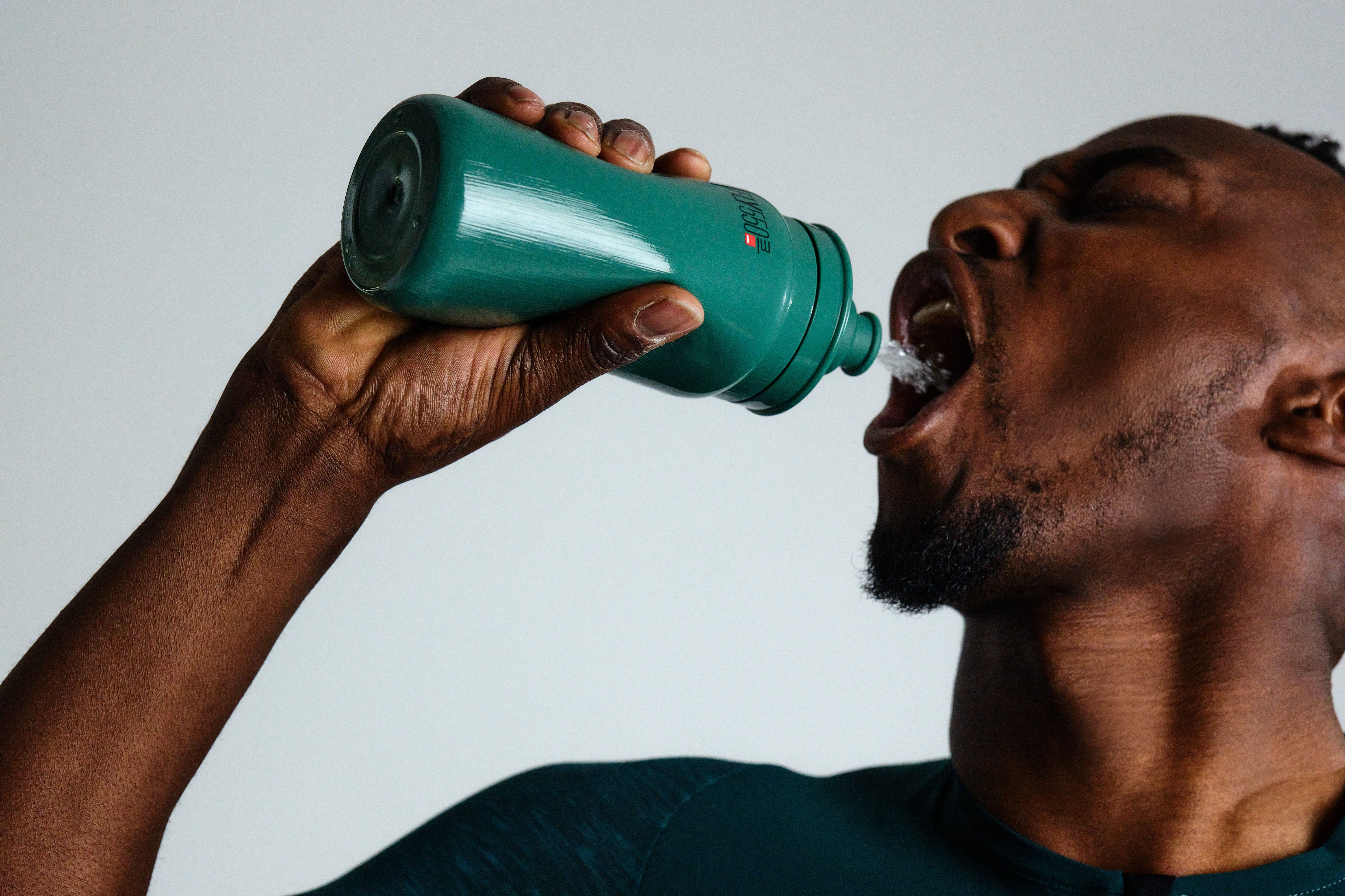 The ELITE Fly Water bottles are light, soft and good to squeeze with good flow rate. Drink a lot when riding your bike indoors!