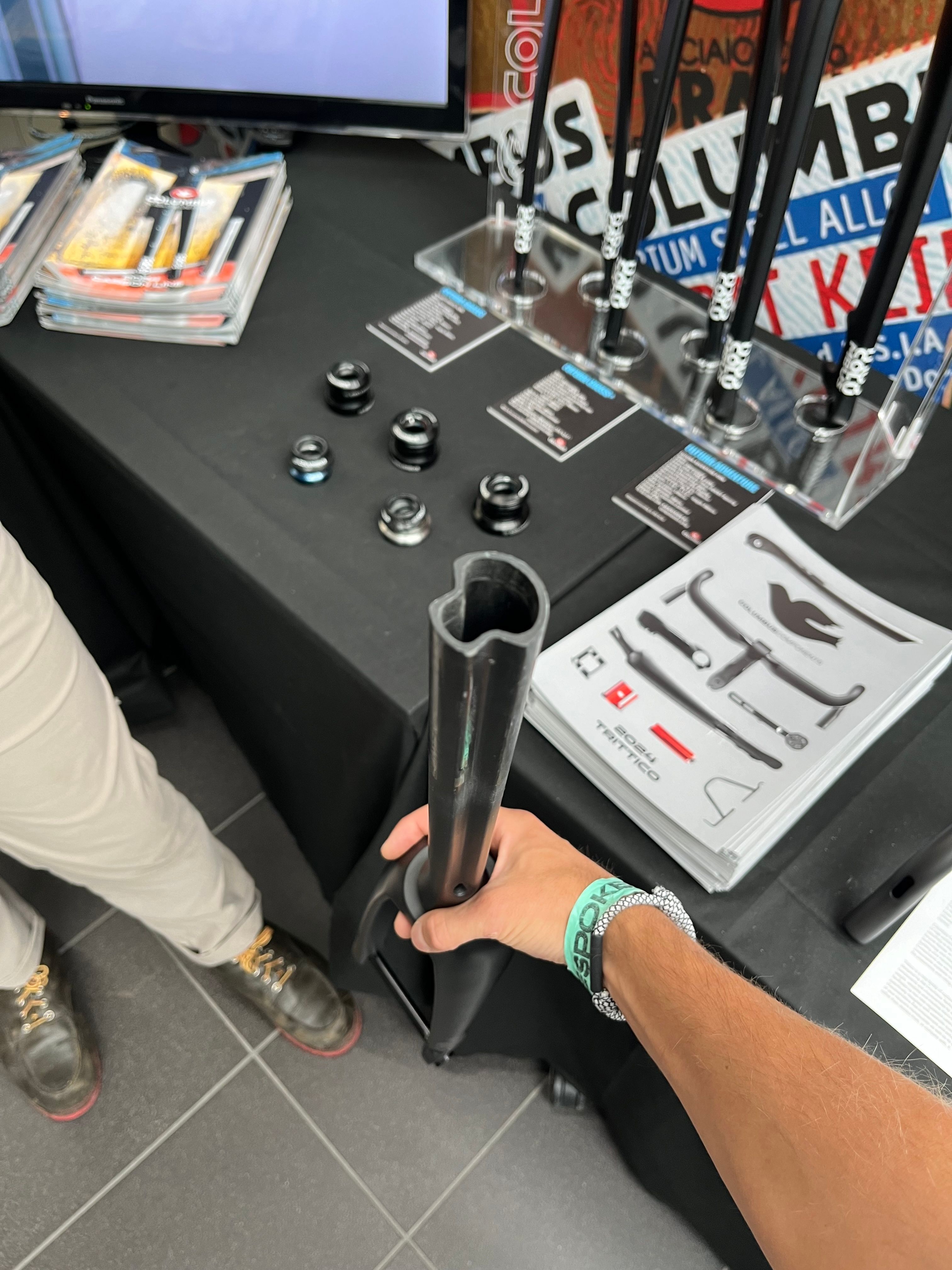 The Columbus Futura Trefoil Fork allows for easy internal cable routimg with round stems.