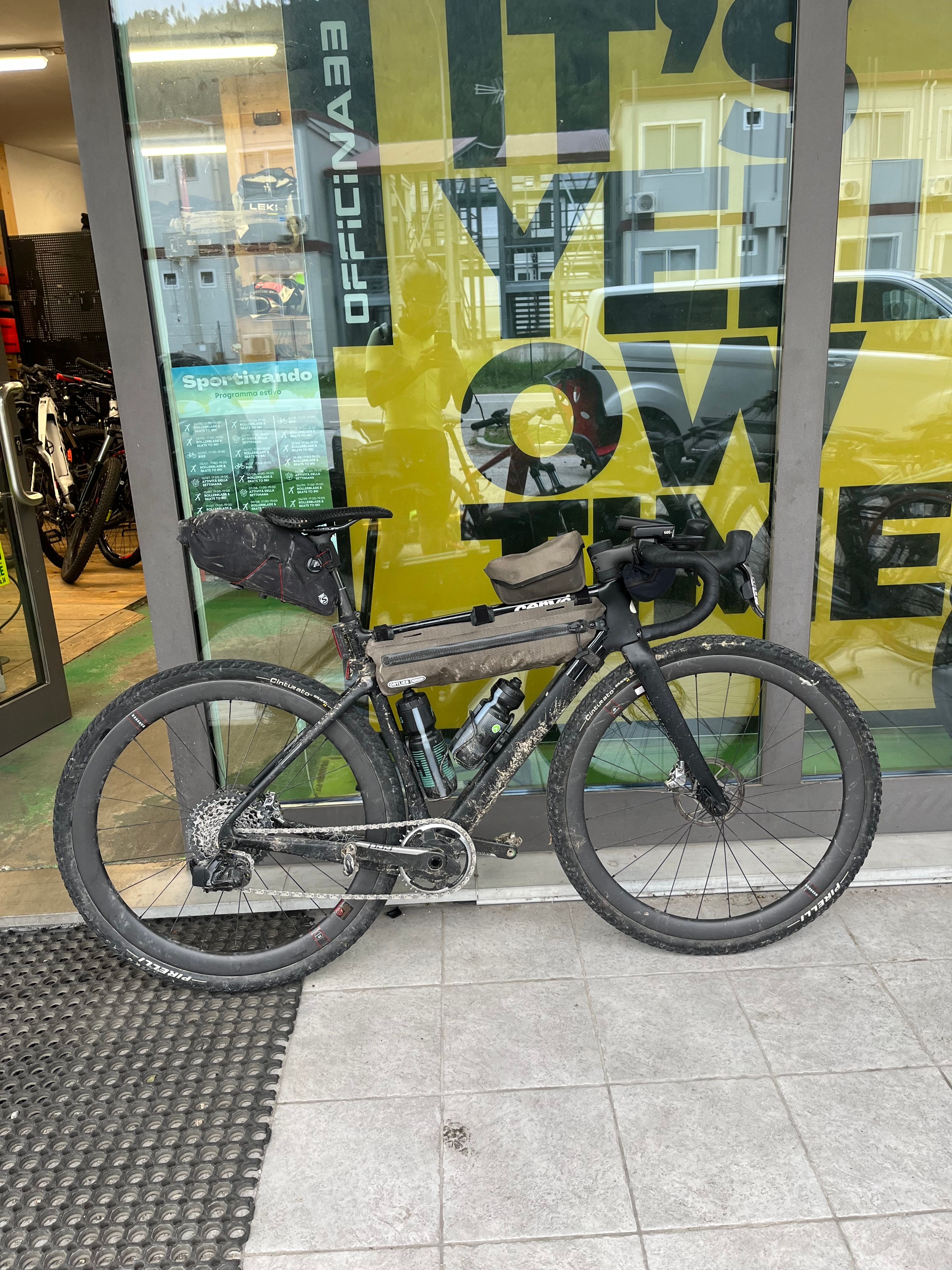 Finding a shop that wanted to fix my spoke with tubeless setup was unfortunately not easy. Thank you Officina 33.
