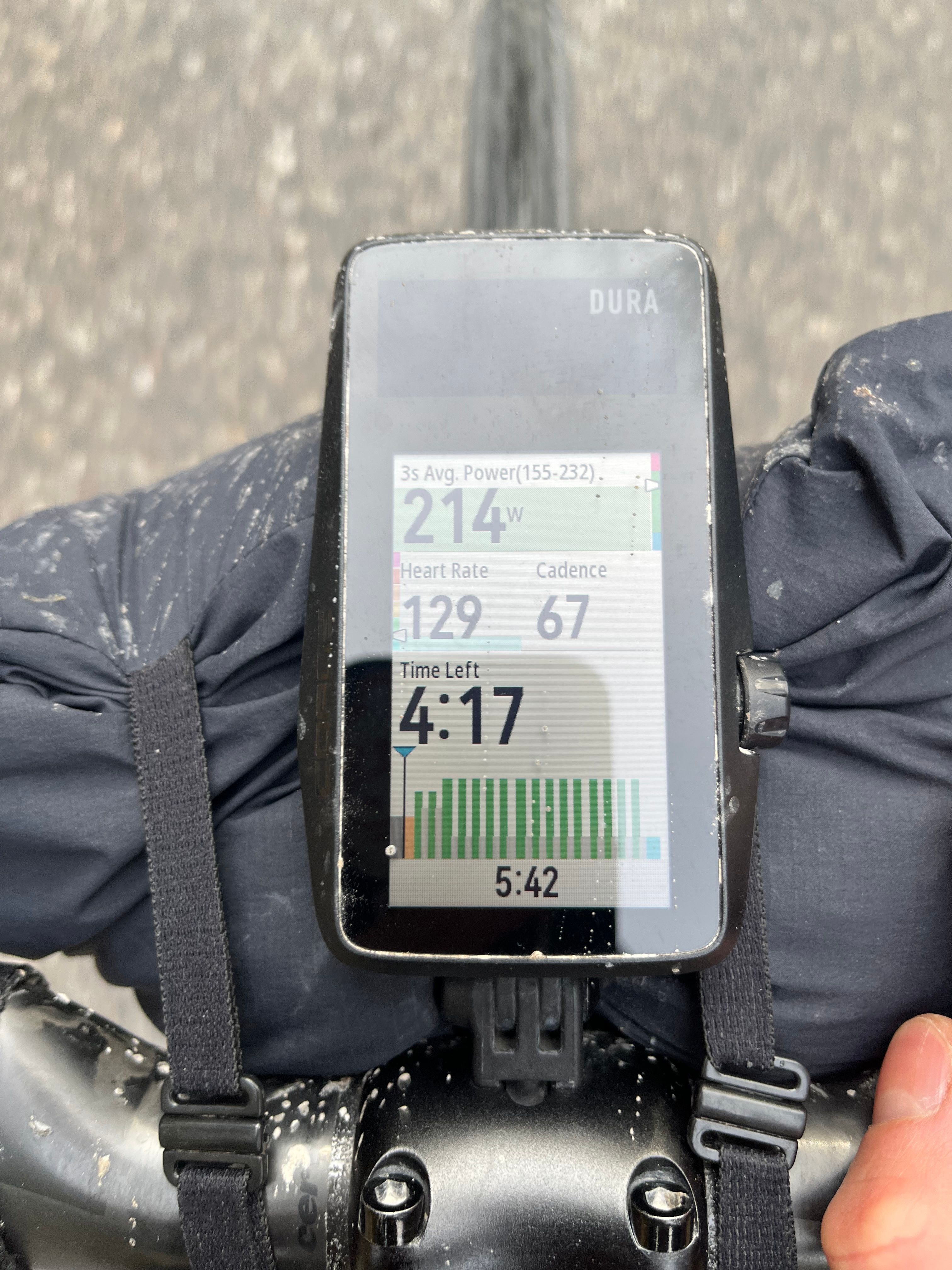 The workout screen of the Coros DURA is very simple but works. There's a lot of things to improve though.