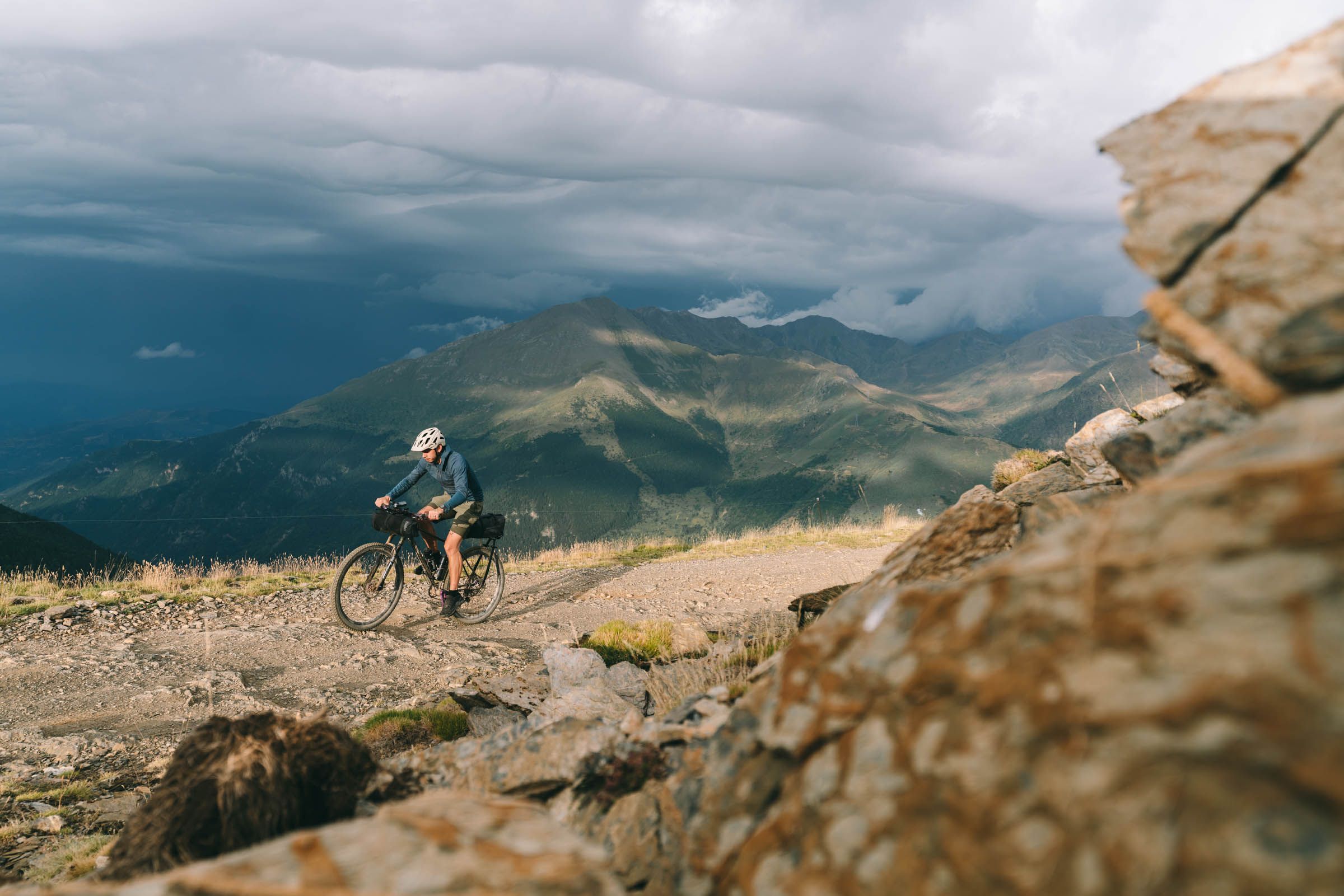 Designed to stay in place in the roughest terrain: The Tailfin Bar Bag in James Hayden's bike.