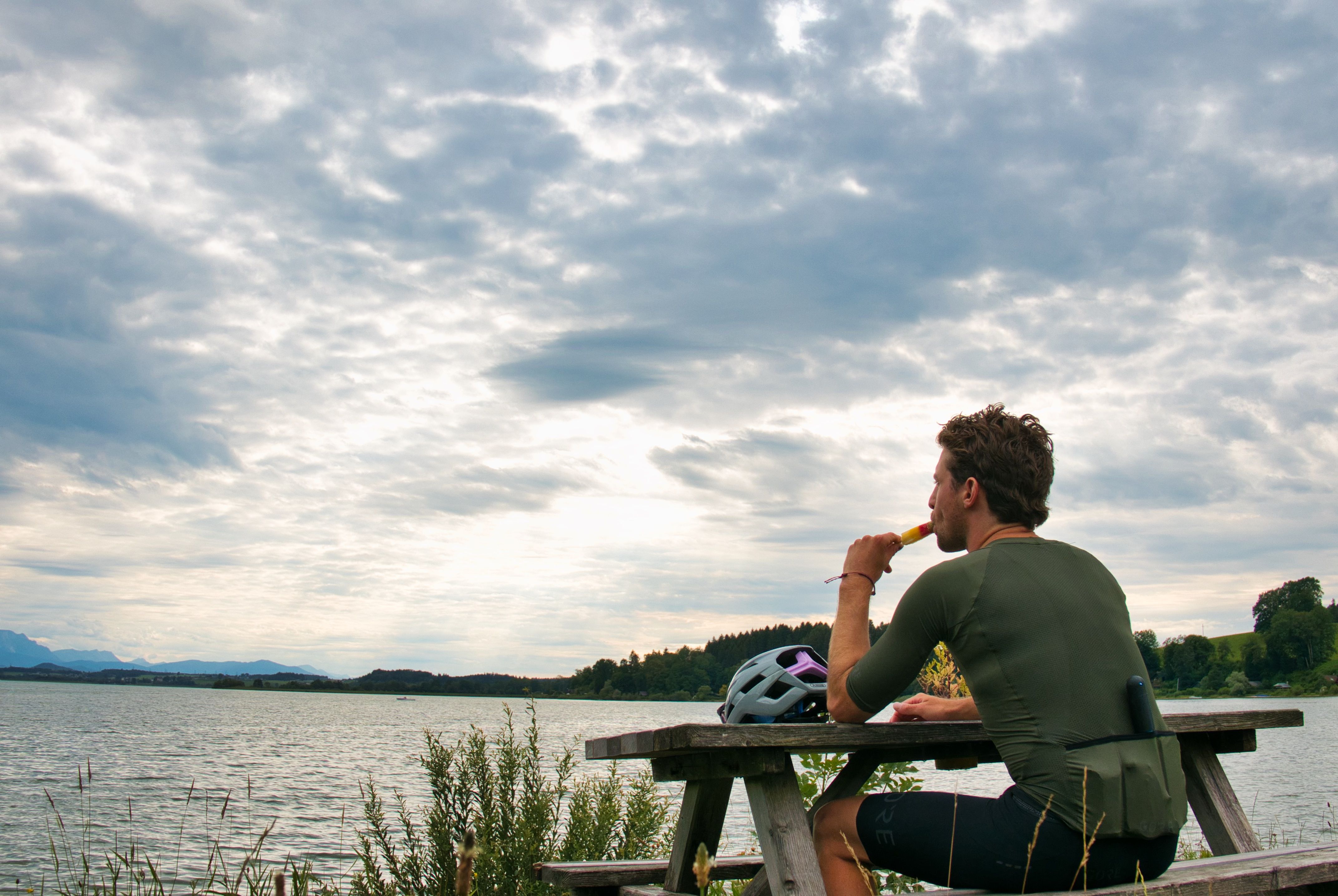 Das Strandbad am Wallersee im Salzburger Seengebiet lädt zu einer Rast während unserer Schotterfahrt ein.