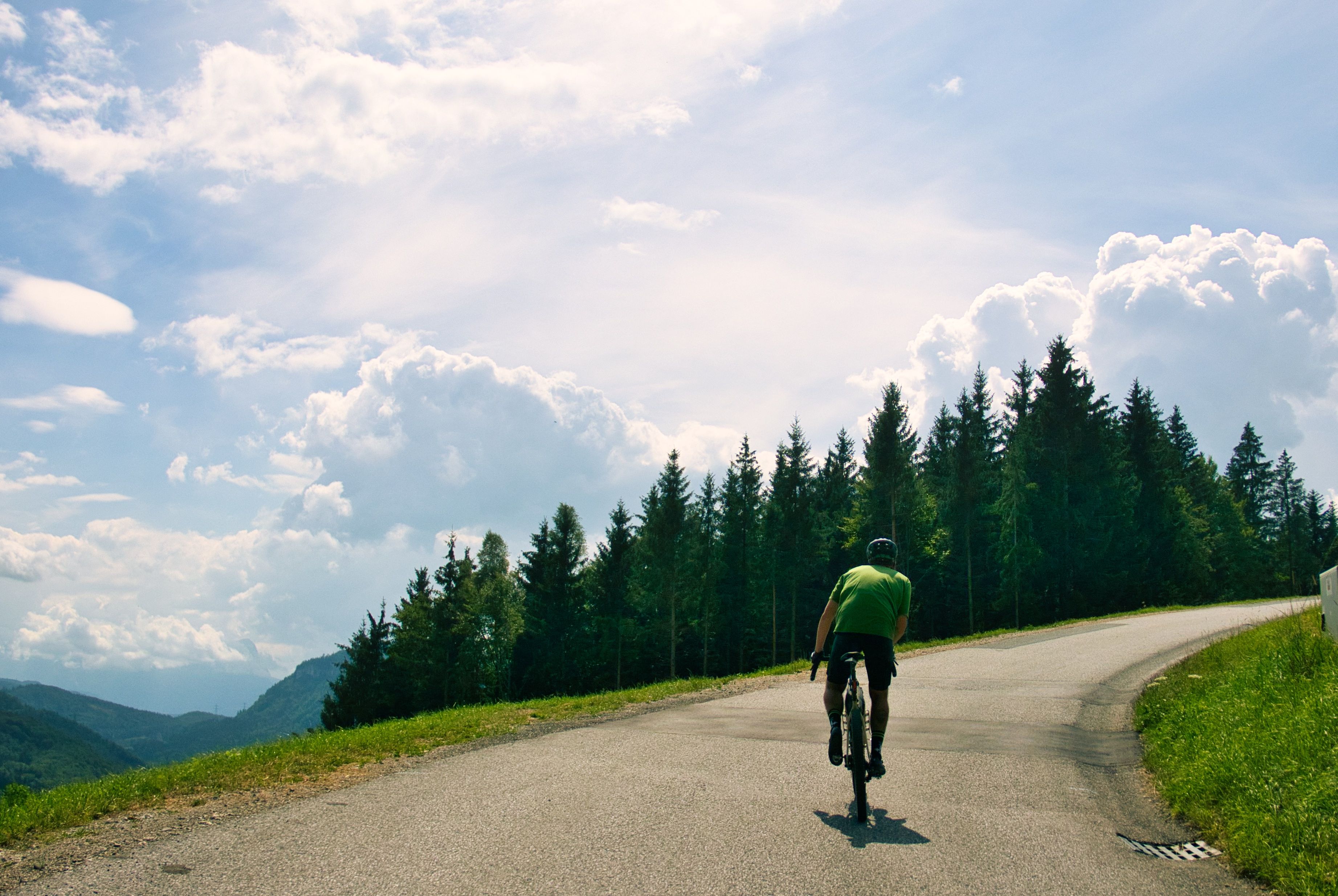 Schmale strassen mit wenig Verkehr führen zum Mitteregg. Perfekt auch für Gravelbiker.