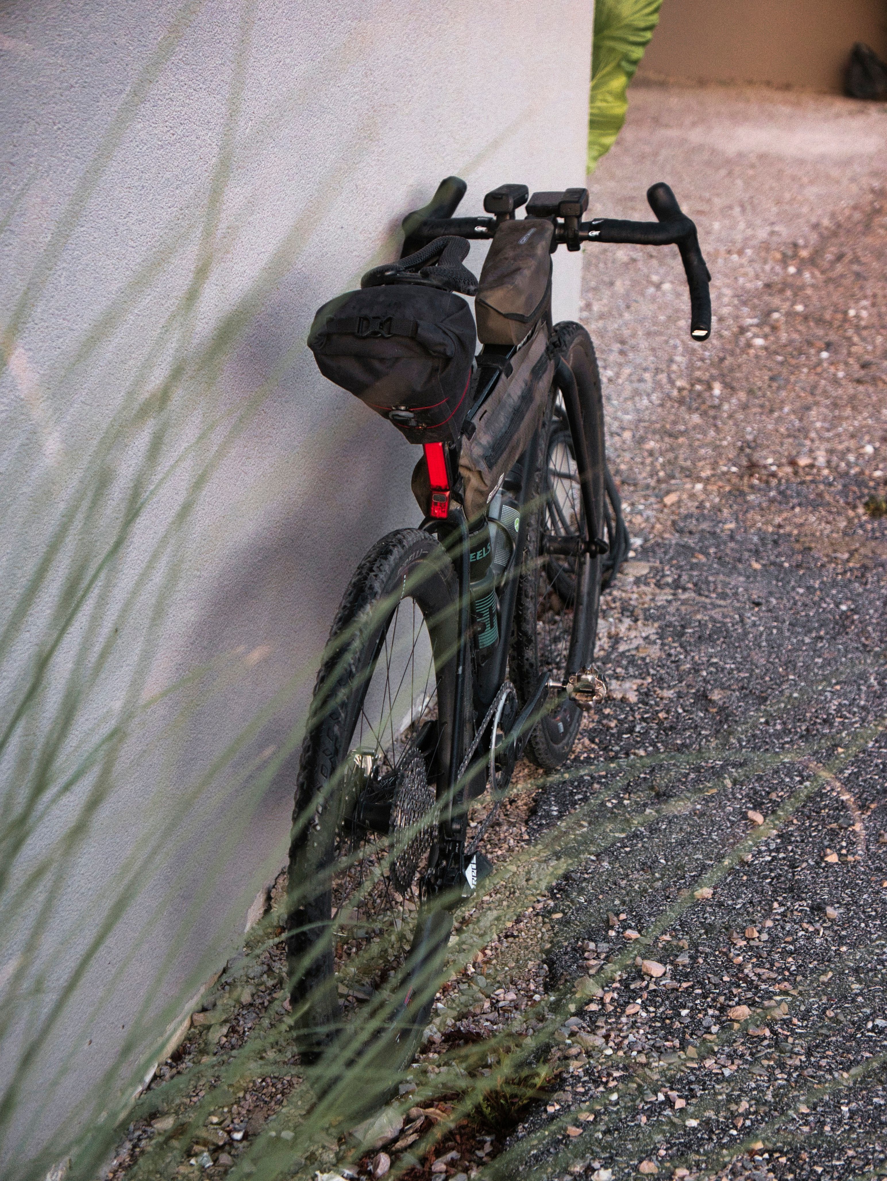 A narrow silhouette is also important in bikepacking setups for aerodynamics and normal knee movement.