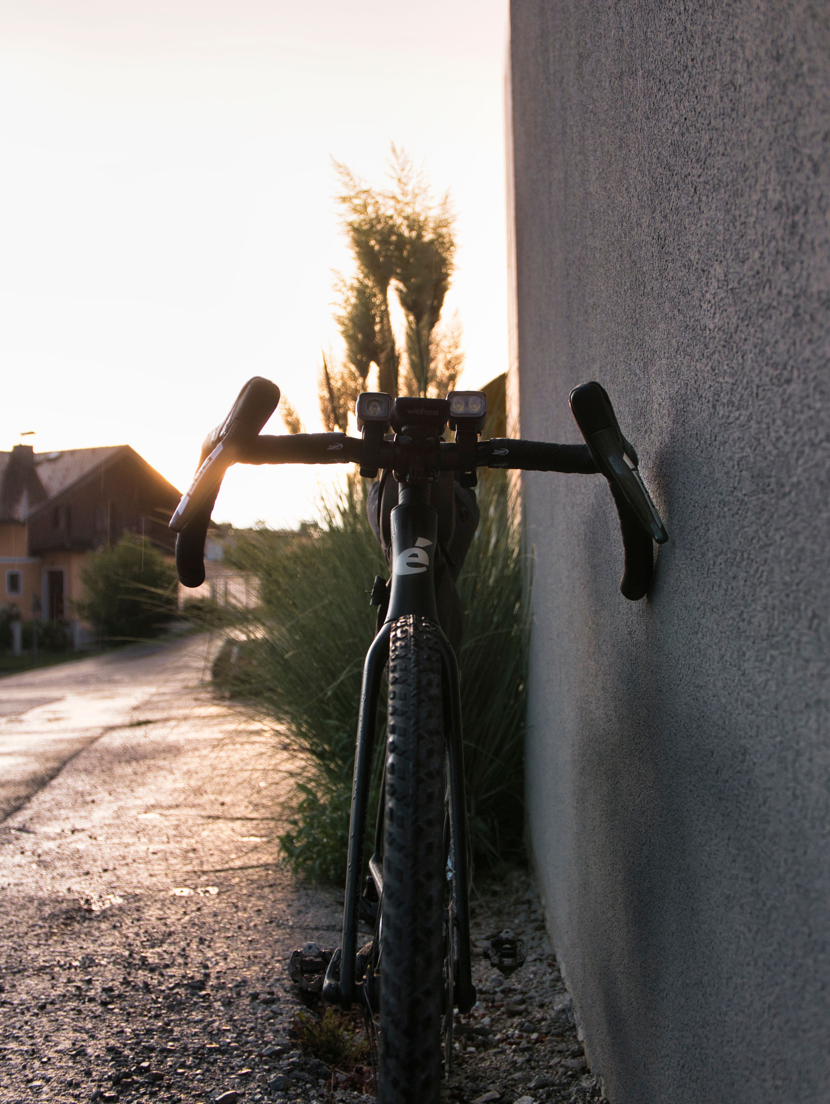 Aerodynamic bikepacking setup - no bags on the handlebars, integrated cables.