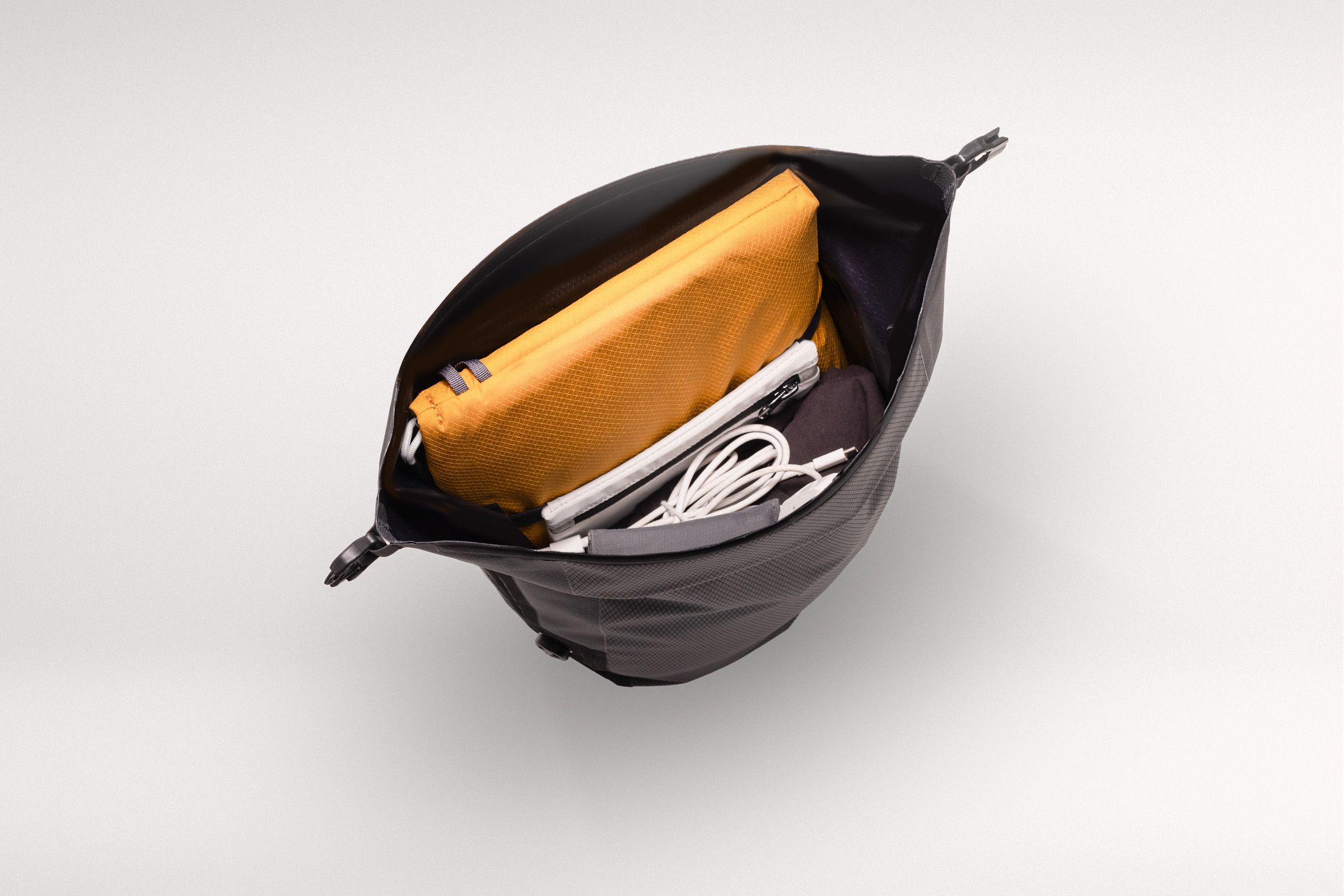 16L tailfin pannier with laptop inside.