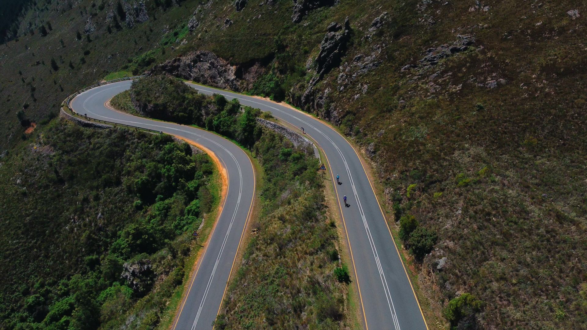 Rae Trae-Browne smashing down Fransschoek Pass