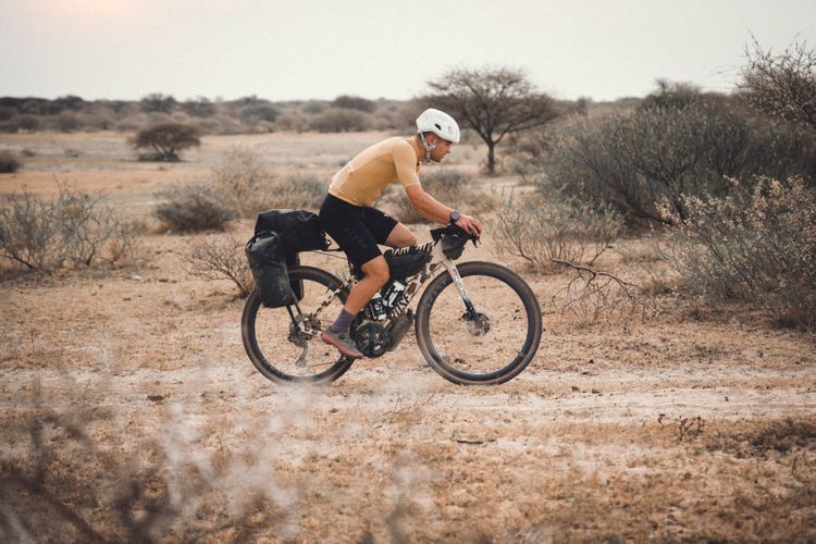 Erik Horsthemke bikepackt für den guten Zweck mit gravelbike duch Afrika.