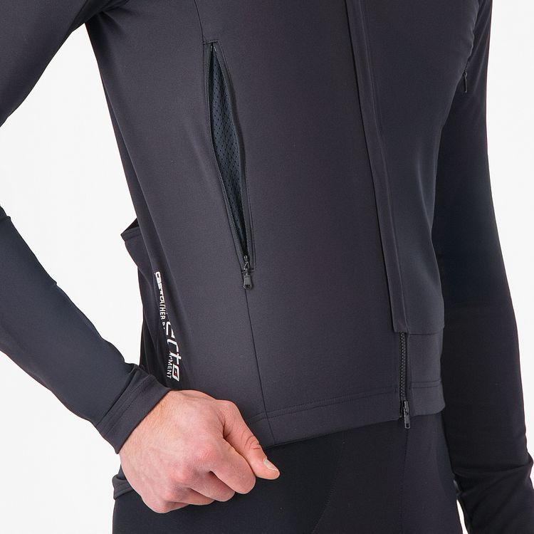 The side vents with openable zipper and details like zipper cover are interesting features of the Castelli Perfetto RoS 3 Jacket.